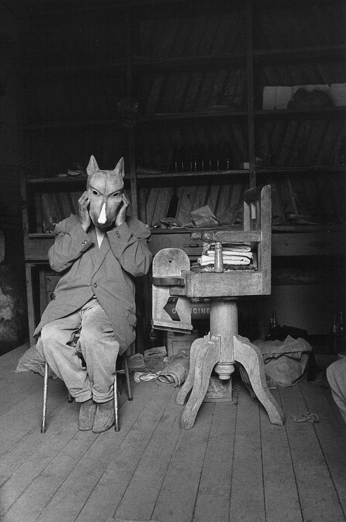 Flor Garduño Black and White Photograph – Don Perro, Ecuador, 1988 - Flor Garduo (Schwarz-Weiß-Fotografie)