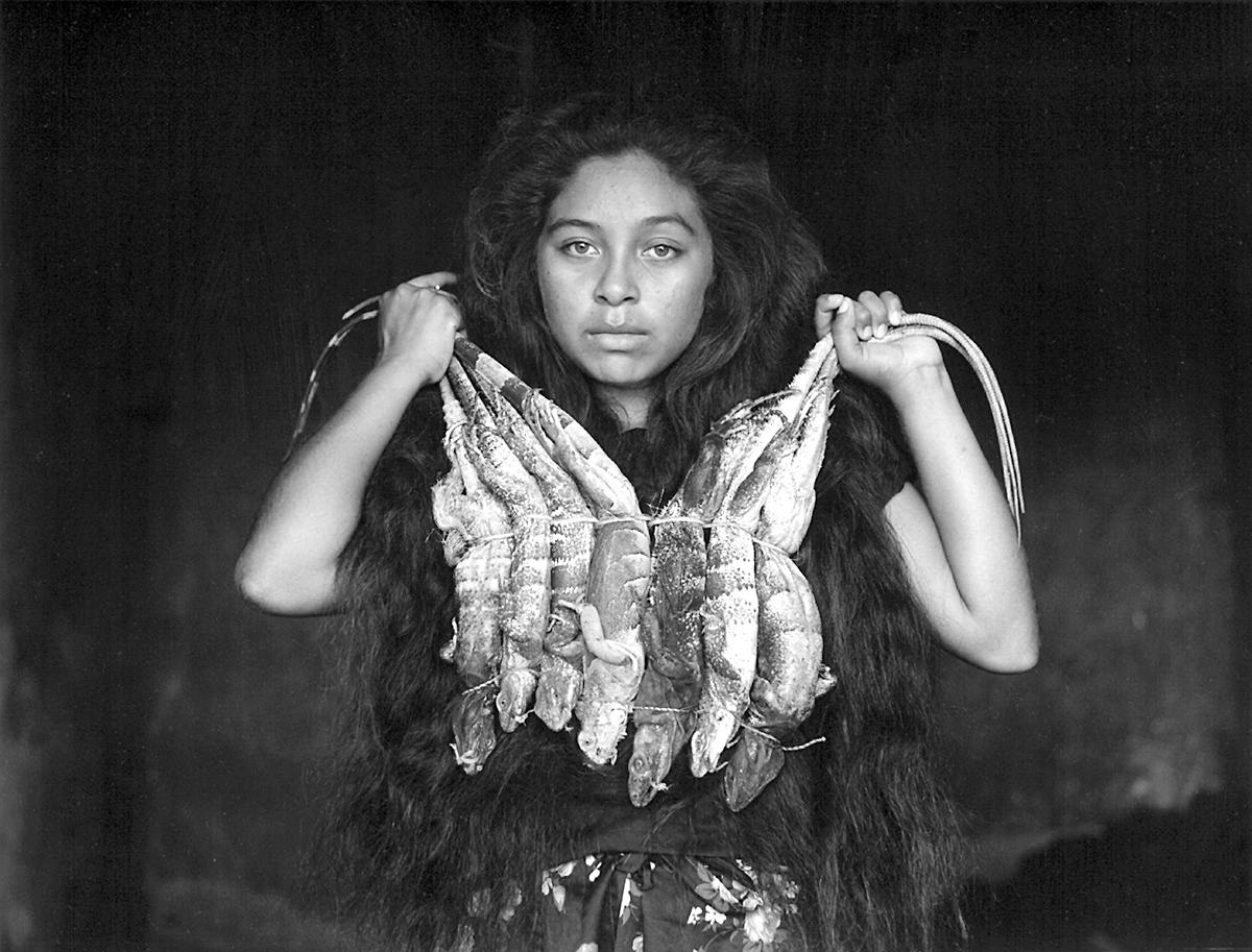 Black and White Photograph Flor Garduño - La Mujer, Mexique, 1987