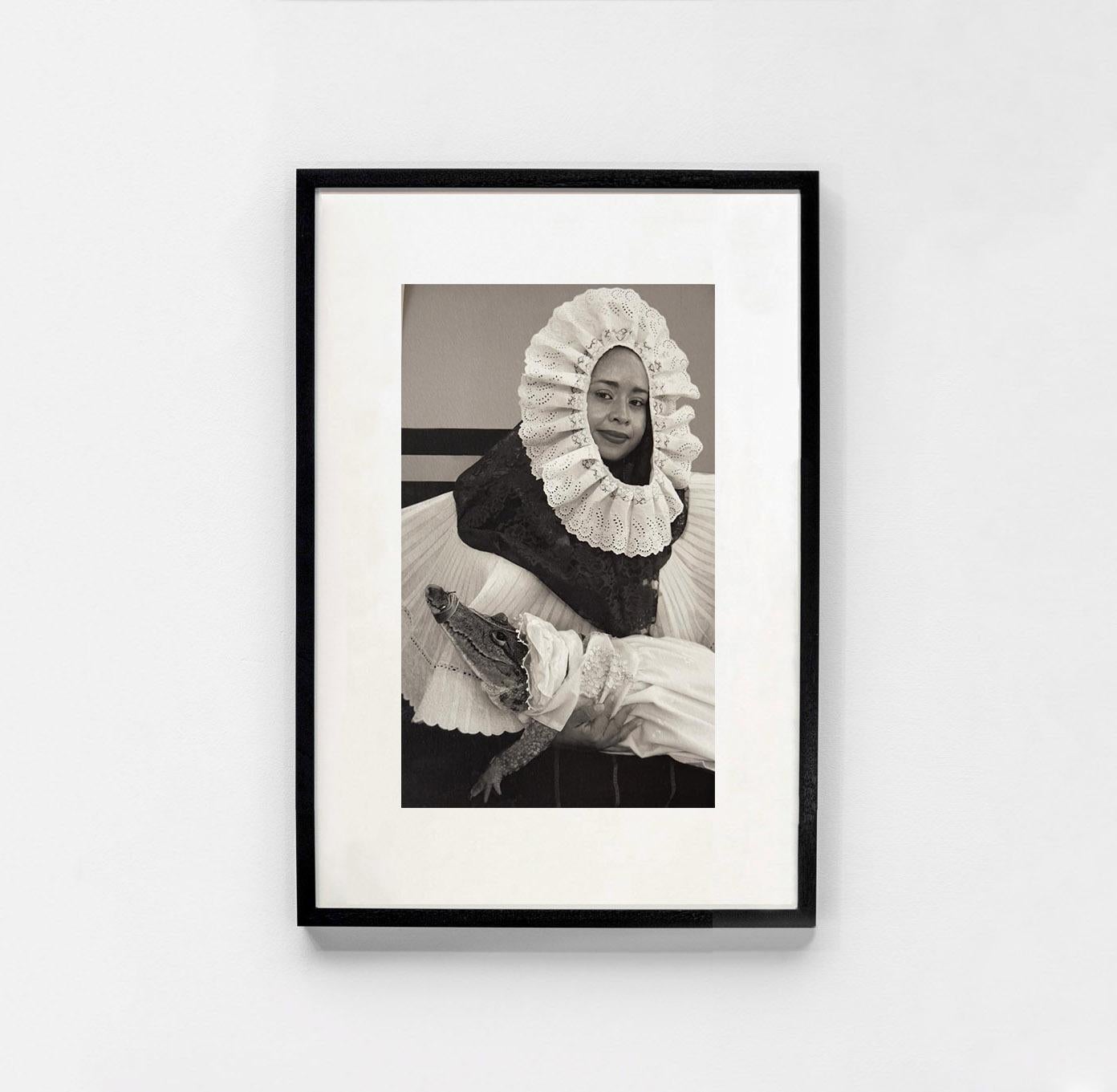 Madrina de la novia, México, 2022 - Flor Garduño (Schwarz-Weiß-Fotografie) im Angebot 1