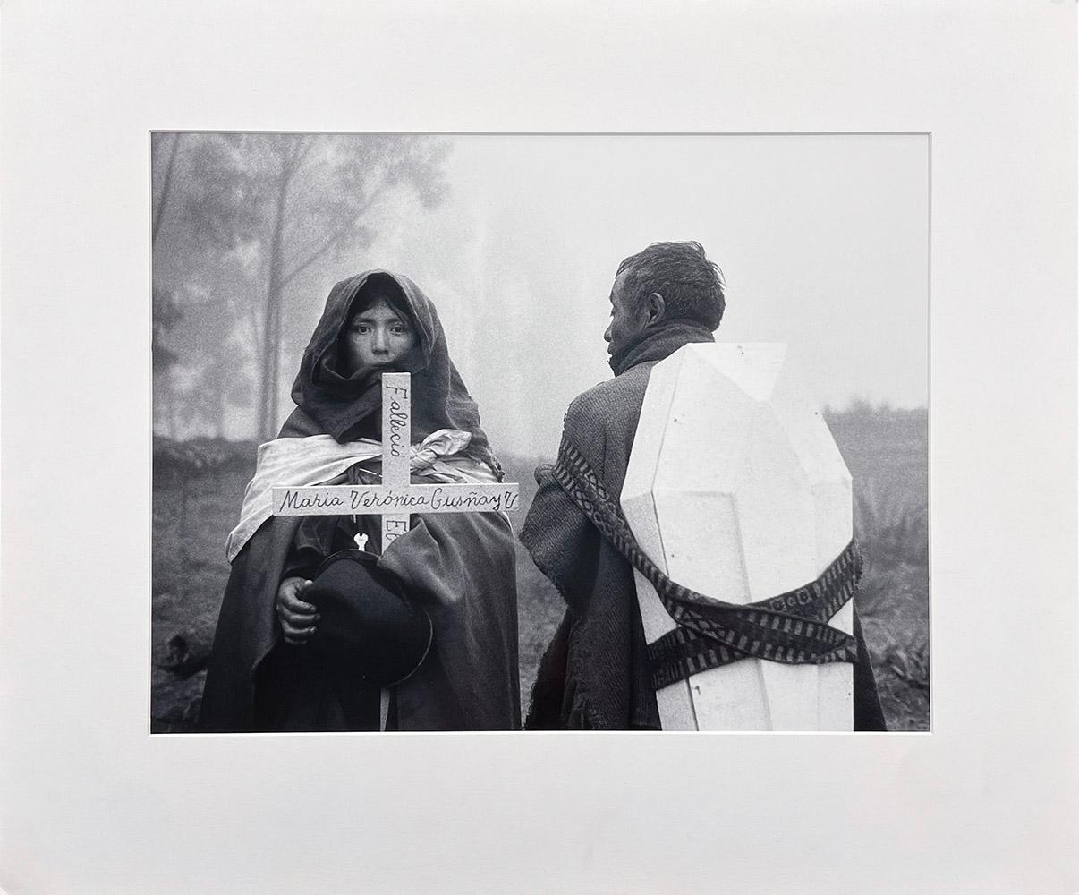 Maria Veronica ist tot, Tixán, Ecuador - Sarg, Kreuz, Religion, Tote, Beerdigung – Photograph von Flor Garduño