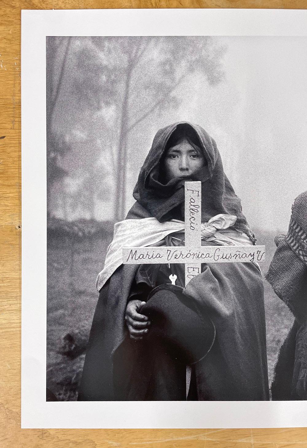 Maria Veronica ist tot, Tixán, Ecuador - Sarg, Kreuz, Religion, Tote, Beerdigung (Grau), Black and White Photograph, von Flor Garduño
