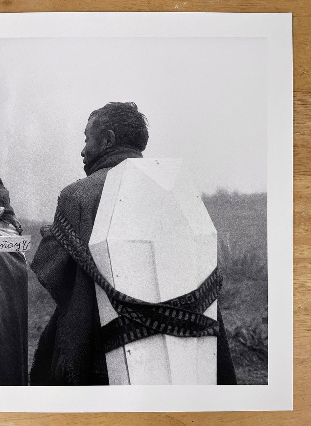Maria Veronica ist tot, Tixán, Ecuador von Flor Garduño ist eine Schwarz-Weiß-Fotografie, die eine Frau mit einem Kreuz in den Händen und einen Mann mit einem auf den Rücken geschnallten Sarg zeigt.

14.5 x 18 in,
Gelatinesilberdruck
Signiert,
