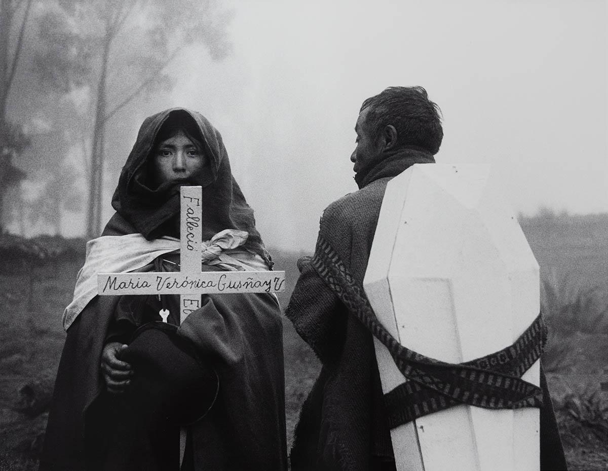 Flor Garduño Black and White Photograph – Maria Veronica ist tot, Tixán, Ecuador - Sarg, Kreuz, Religion, Tote, Beerdigung