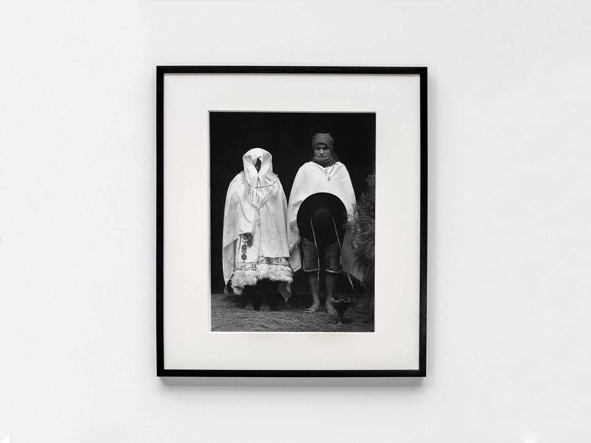 Matrimonio, Zinacanteco, Mexiko, 1987 - Flor Garduo (Schwarz-Weiß) – Photograph von Flor Garduño