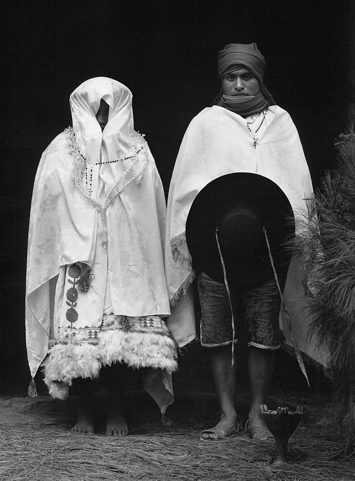 Flor Garduño Black and White Photograph – Matrimonio, Zinacanteco, Mexiko, 1987 - Flor Garduo (Schwarz-Weiß)