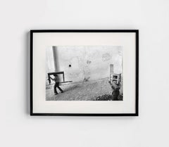 Mesa, silla y fotógrafa, 1989 - Flor Garduño (Black and White Photography)