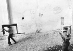 Mesa, silla y fotógrafa, 1989 - Flor Garduño (Schwarz-Weiß-Fotografie)