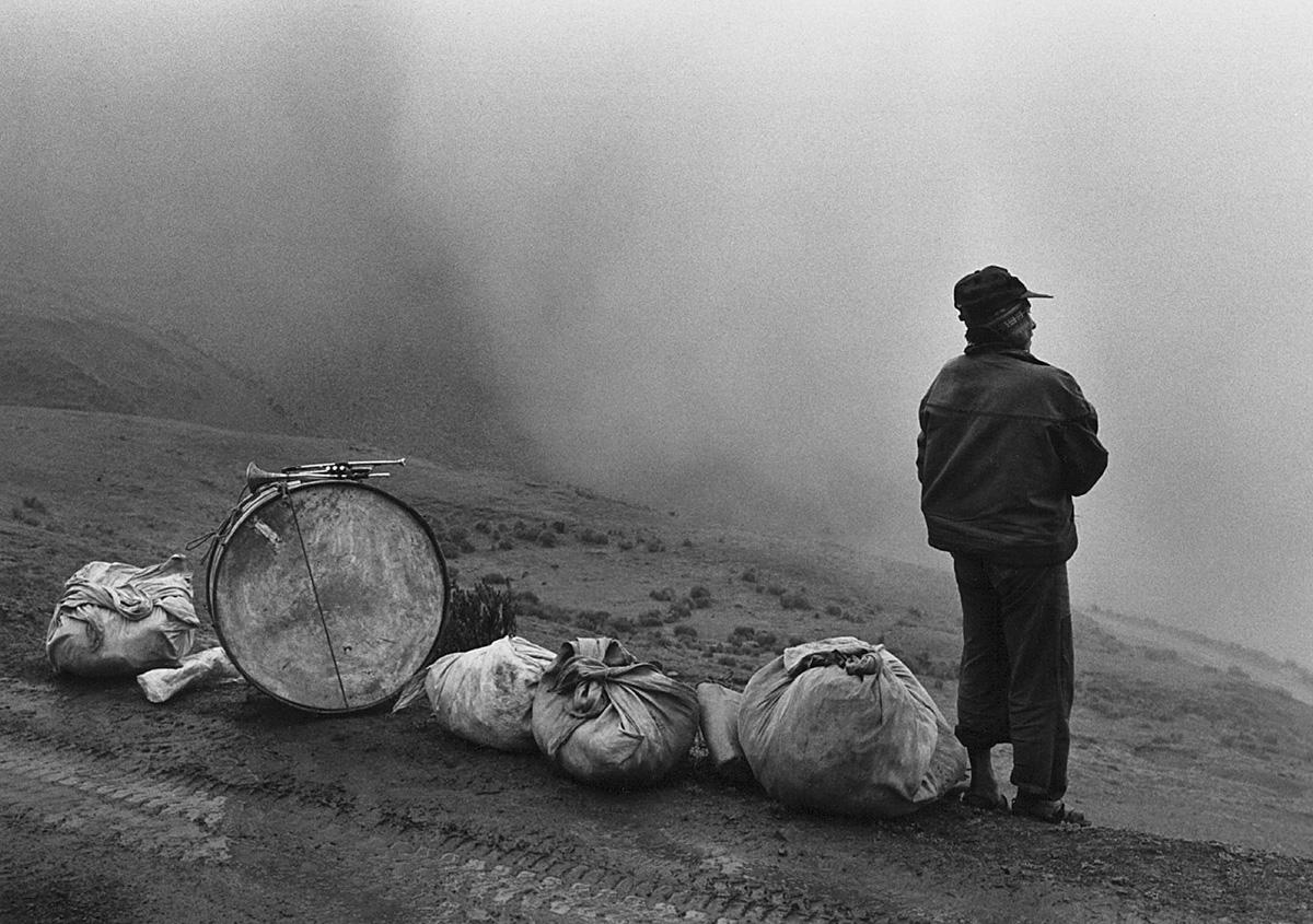 Flor Garduño Black and White Photograph - Musico en la Nada, Bolivia, 1990