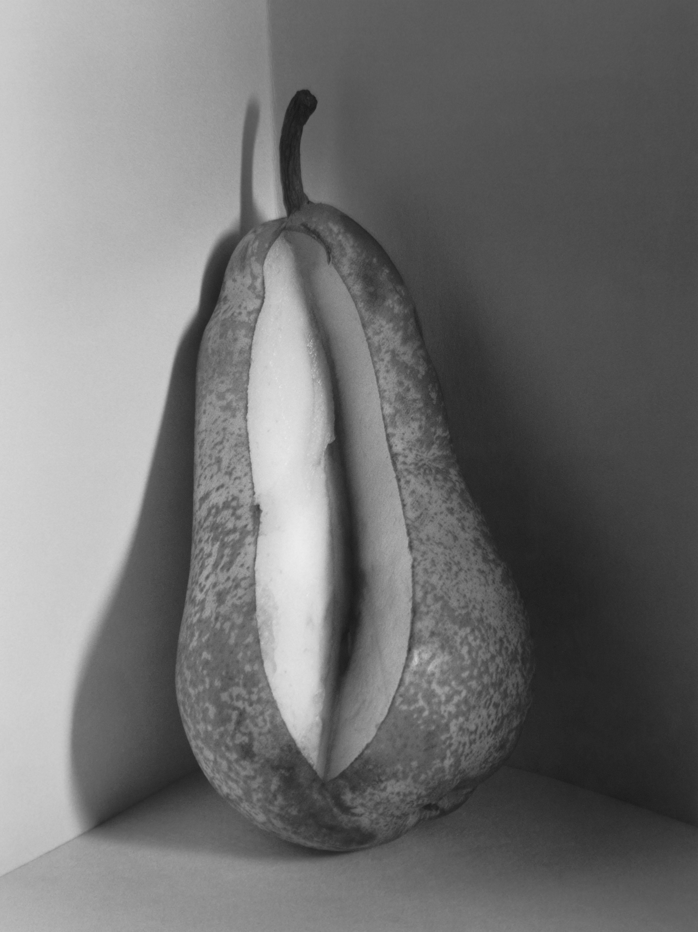 Pera, Suiza, 1998 - Flor Garduño (Black and White Photography)