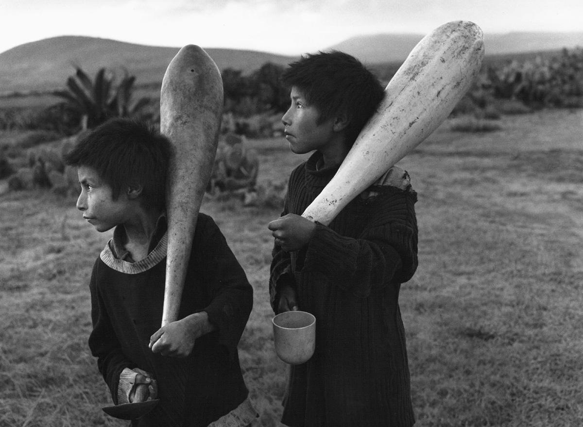 Black and White Photograph Flor Garduño - Reyes de Bastos, Mexique, 1981