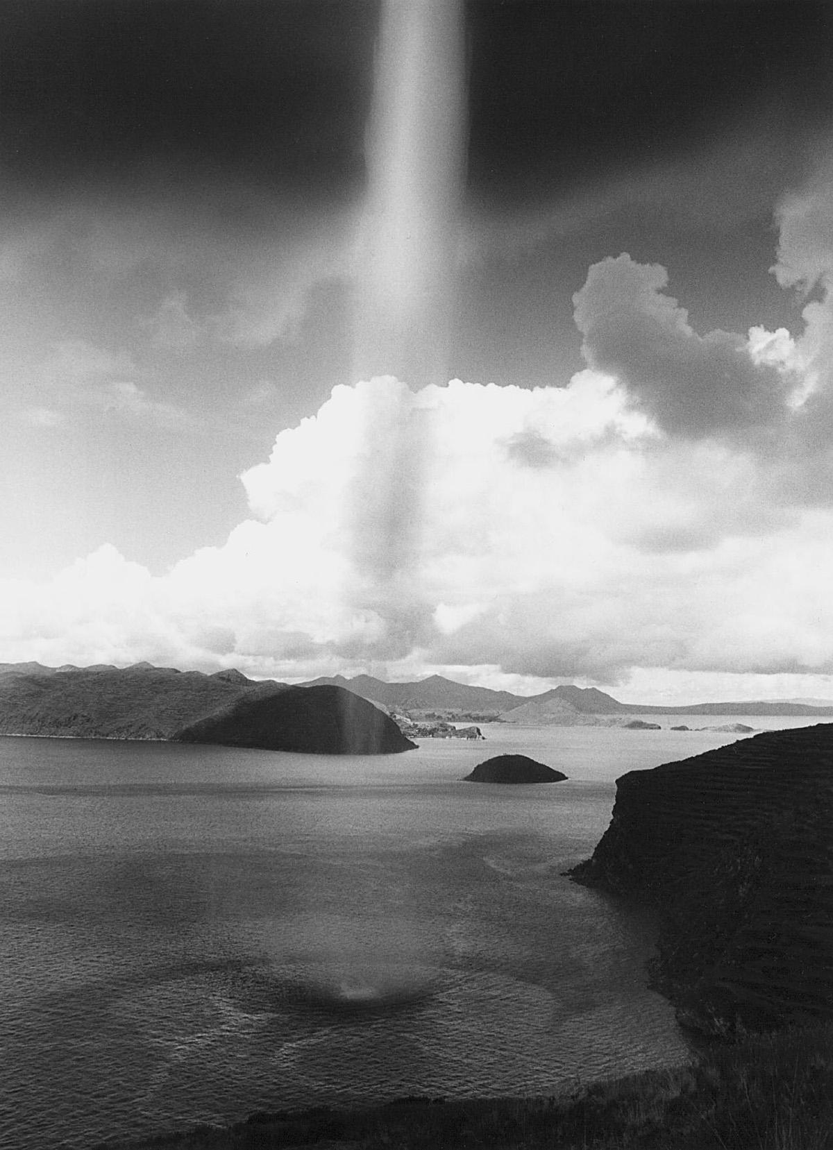 Black and White Photograph Flor Garduño - Tornade, Bolivie, 1990
