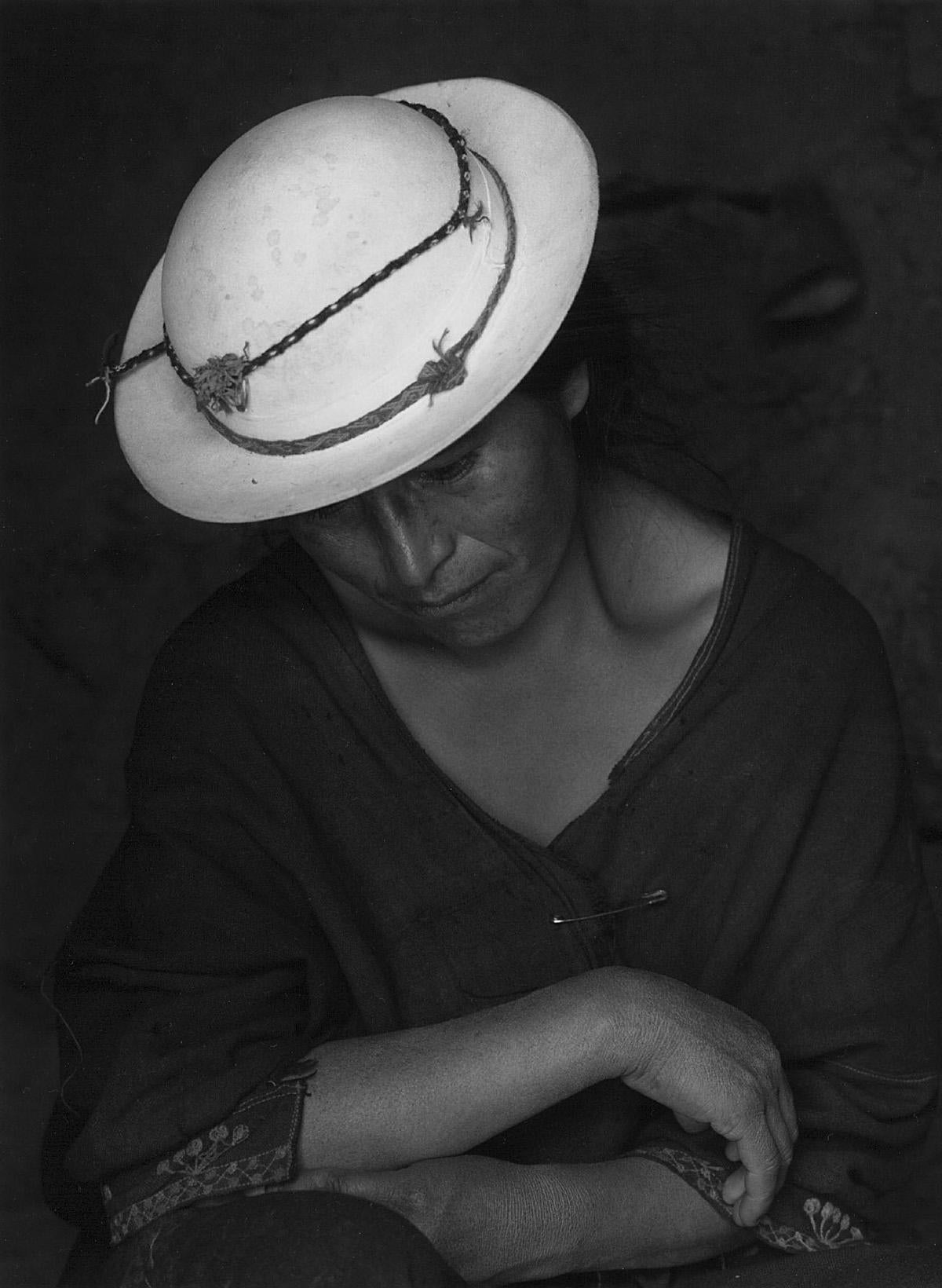 Black and White Photograph Flor Garduño - Virgen, Bolivie, 1990