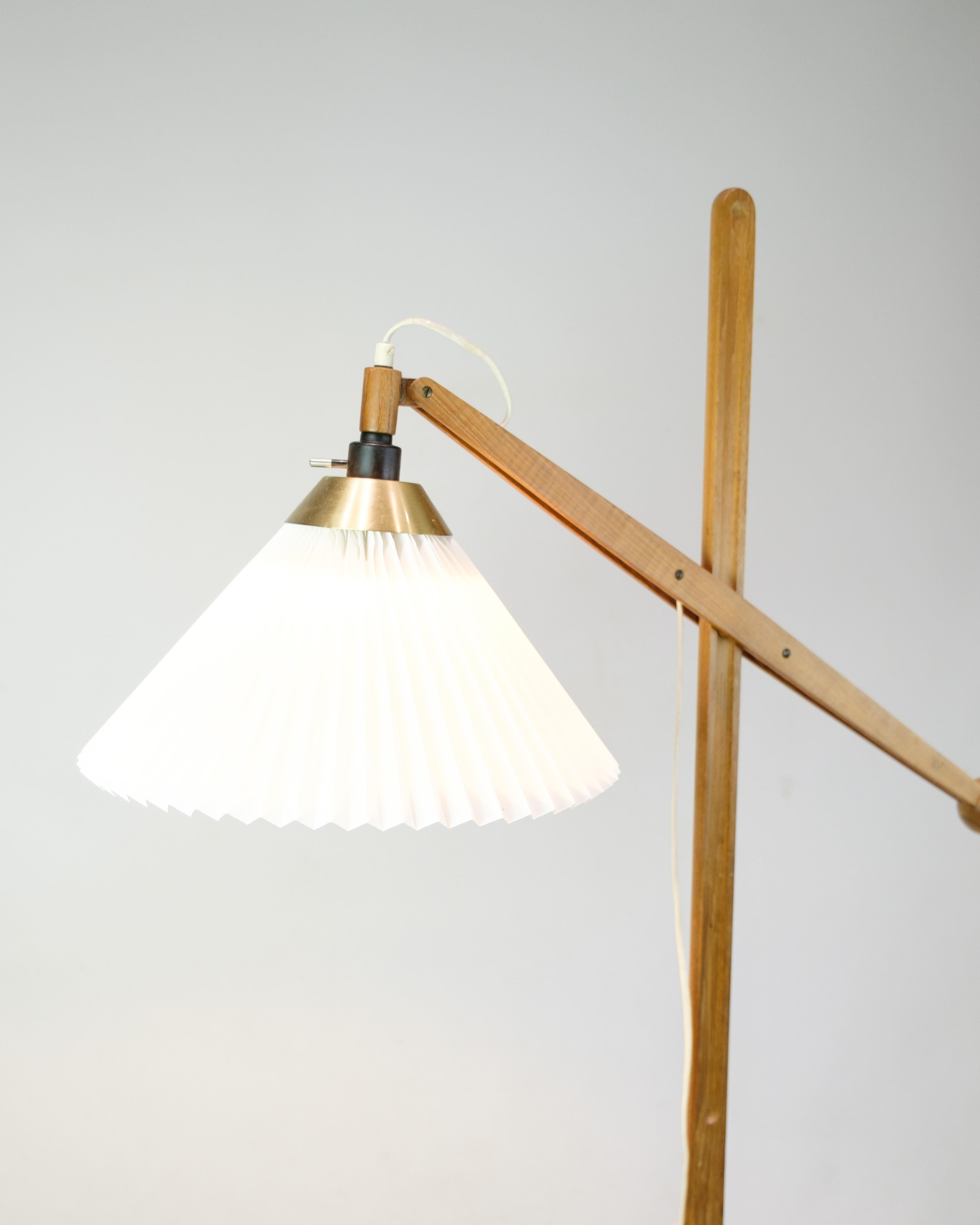 Lampada da terra, modello 325 di Le Klint, disegnata da Vilhelm Wohlert in Oak con paralume originale degli anni '50 circa, Danimarca. Si tratta di una lampada da terra piuttosto ricercata, data la sua età e le sue buone condizioni.

H:150 L:65 Dia: