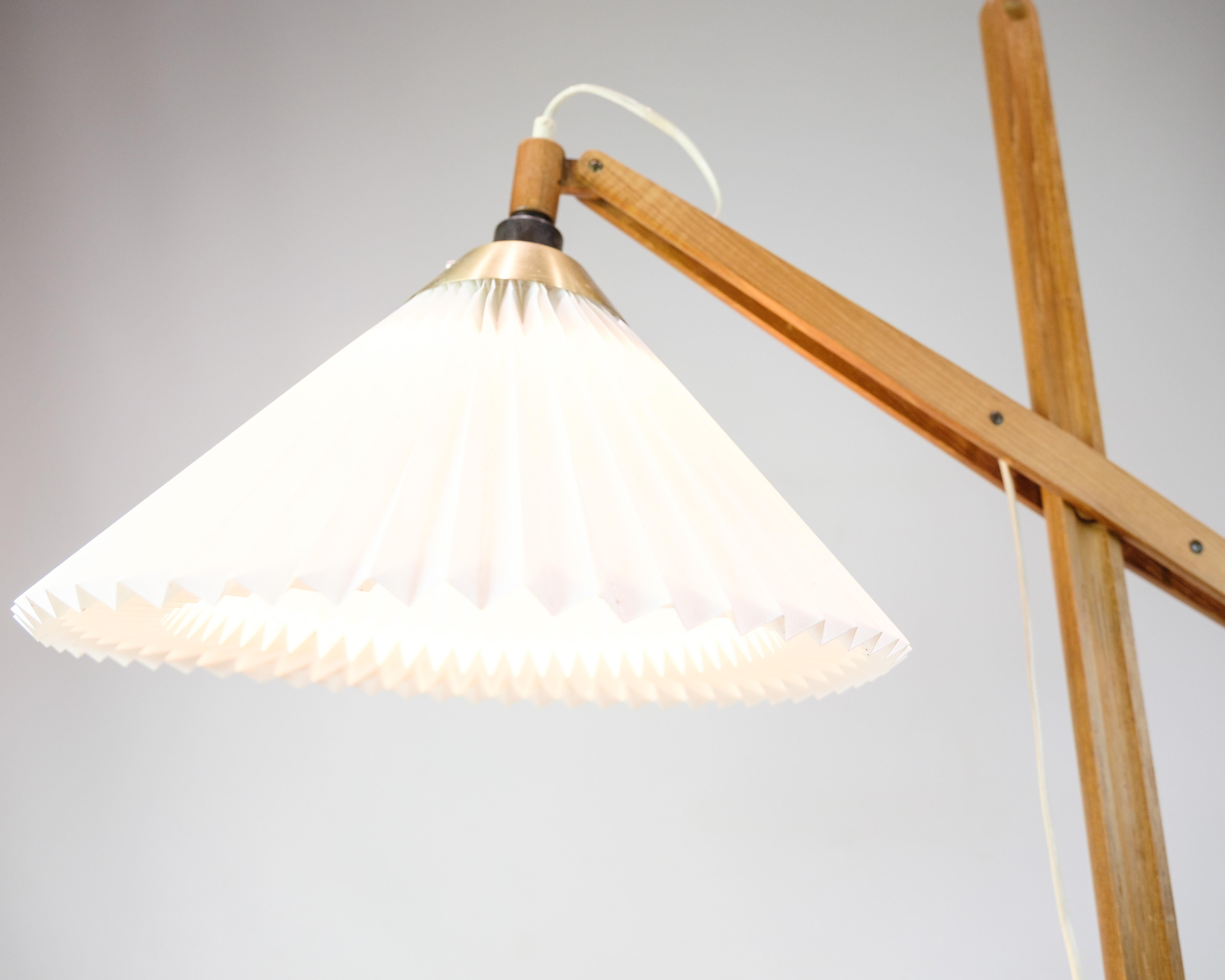 Lampada Flor modello 325 in teak di Vilhelm Wohlert per Le Klint degli anni '50 in vendita 1