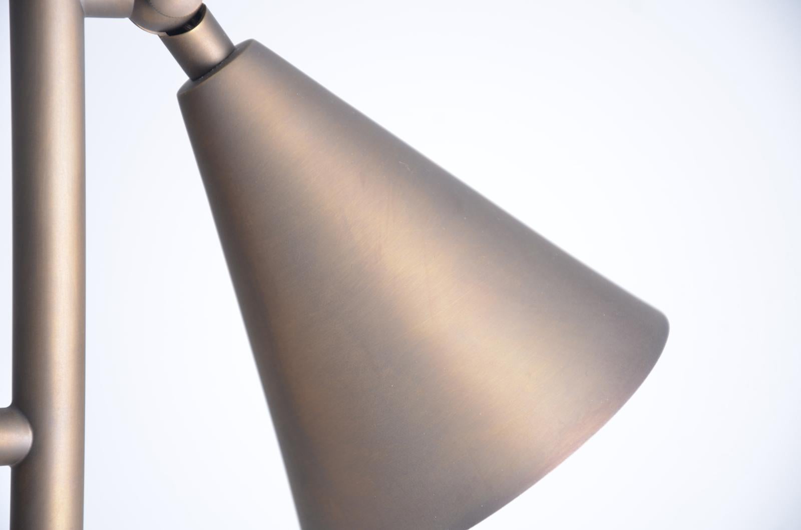 Flora. ab - Lampe de table en laiton poli ou oxydé au design contemporain et délicat. Les réflecteurs sont articulés, ce qui permet de diriger la lumière. Utilise une lampe à culot G9
Código : A12.
 