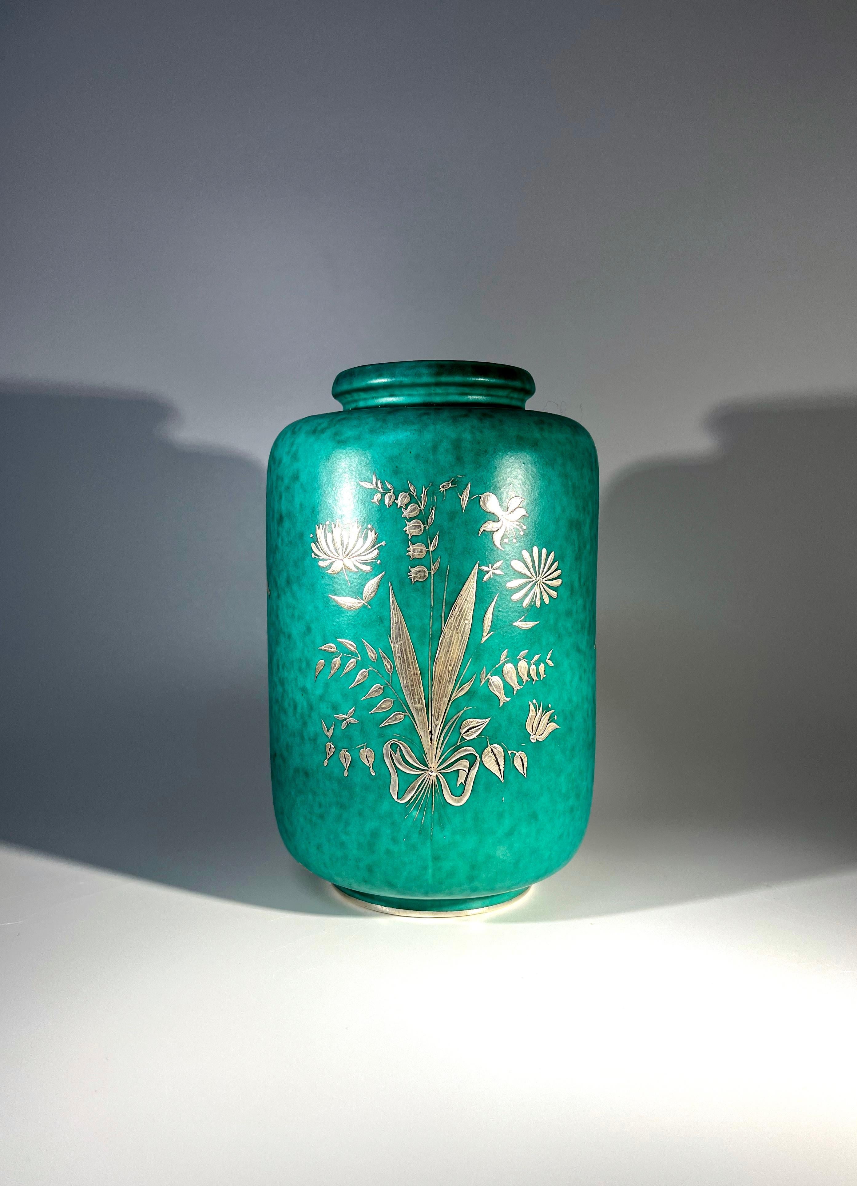 Vase urne en grès Flora And Fauna de Wilhelm Kage, Argenta, Gustavsberg, vers 1949 Bon état - En vente à Rothley, Leicestershire
