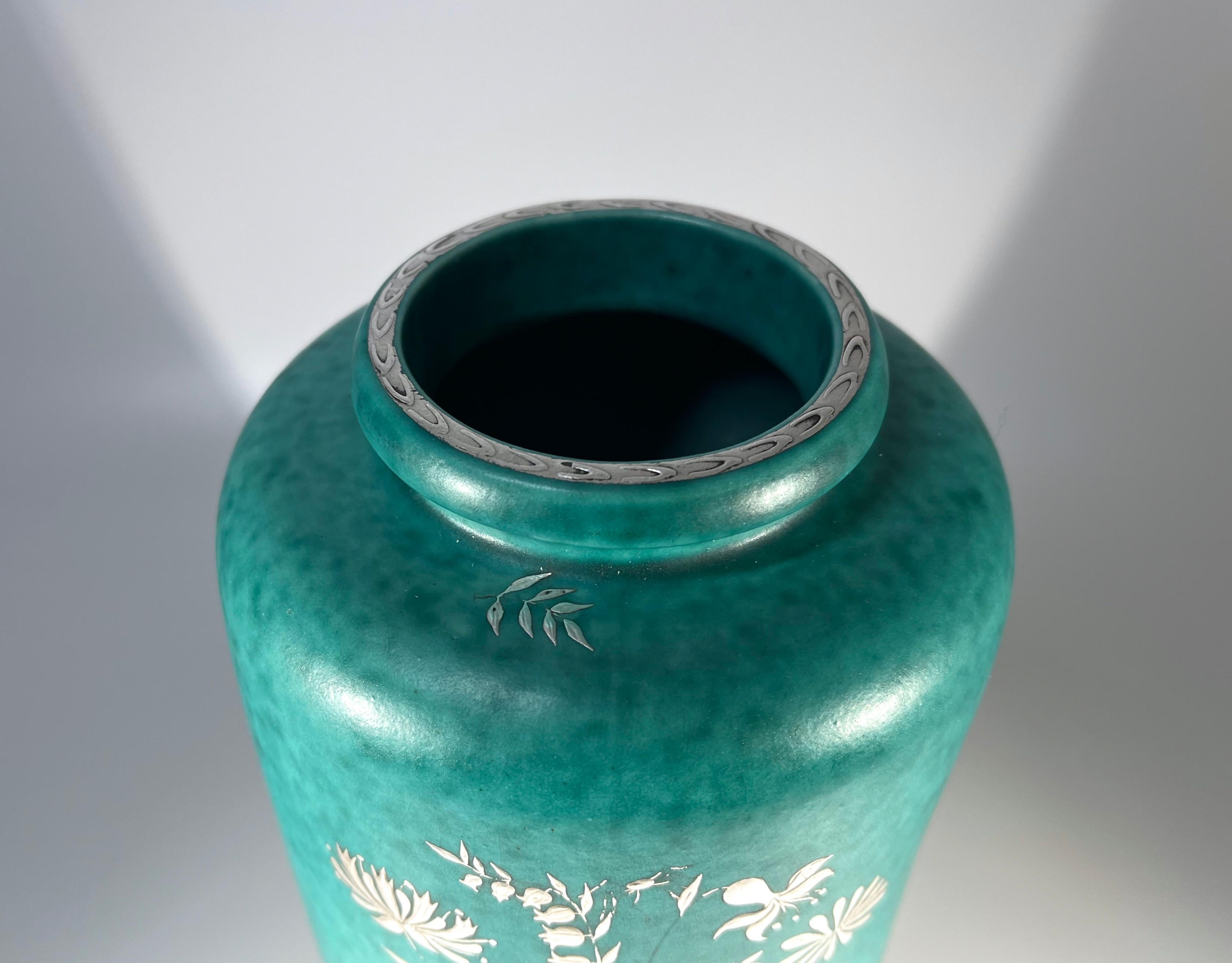 Milieu du XXe siècle Vase urne en grès Flora And Fauna de Wilhelm Kage, Argenta, Gustavsberg, vers 1949 en vente