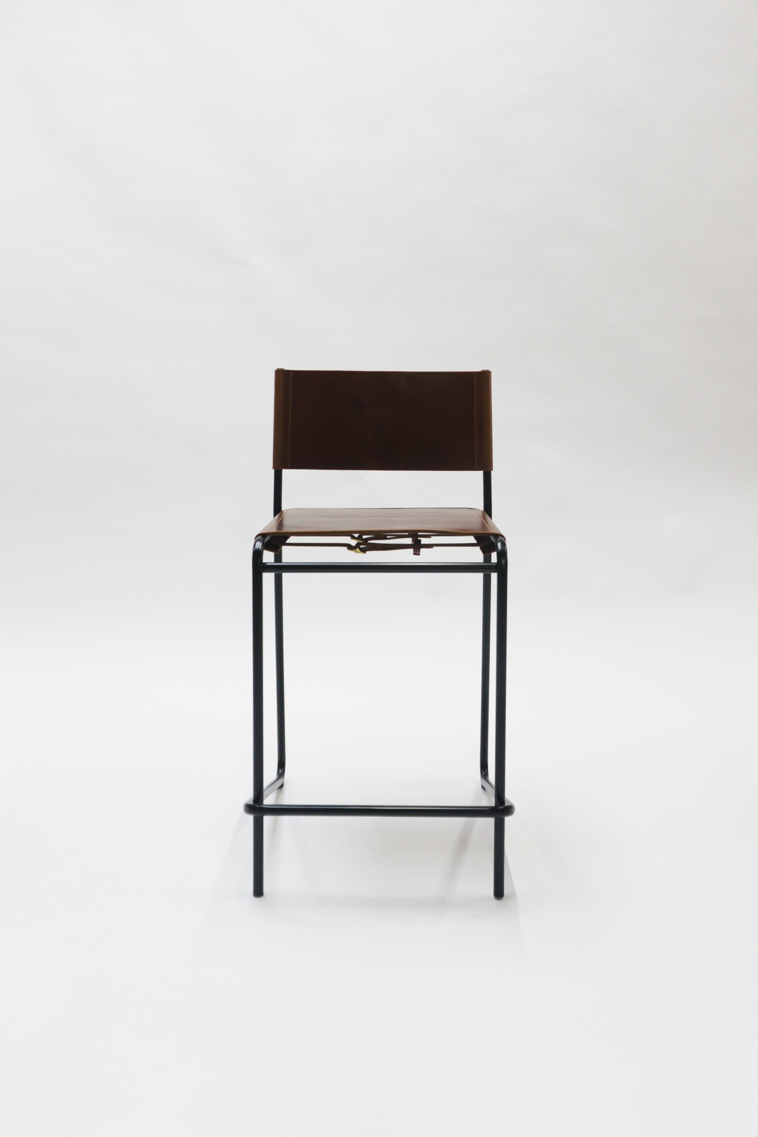 Teinture végétale Tabouret de comptoir Flora en cuir brun et acier noir par Steven Bukowski en vente