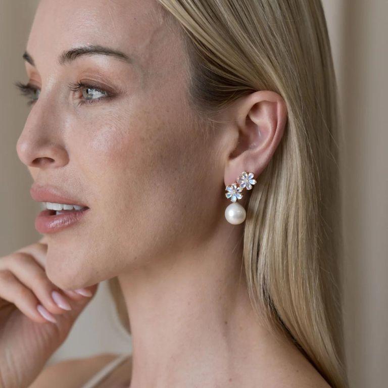 Moonstone, seen from its name,  is a gem directly connected with the moon and deeply associated with women. Moonstone is considered a feminine stone, a lucky charm linked to the tides, the ocean, the earth, inner mothers and children, and the
