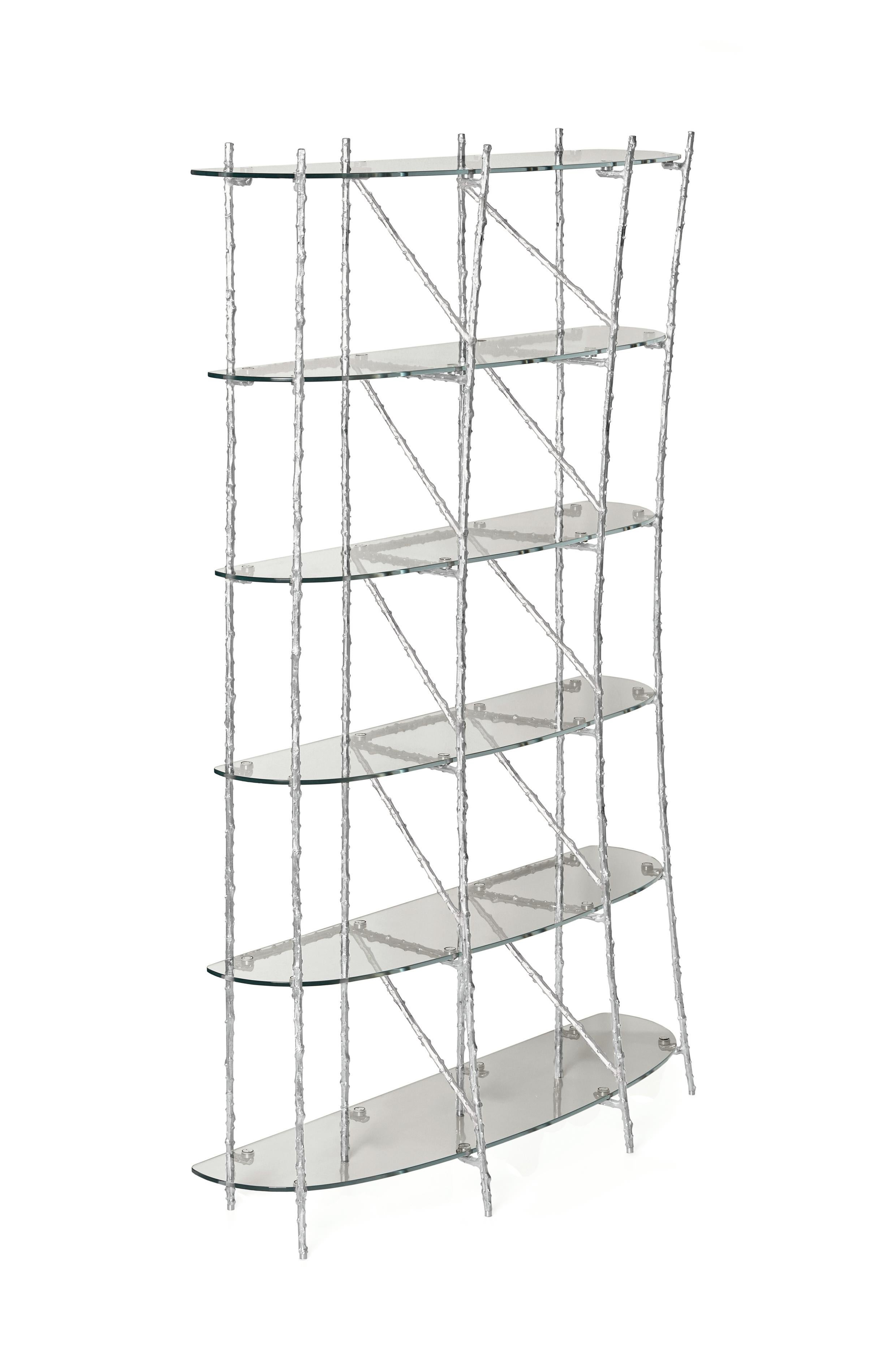 Libreria Flora di Ginger & Jagger
Dimensioni: D 50 x L 145 x H 220 cm. 
Materiali: Ottone e vetro.
Finitura: Struttura in fusione di ottone con finitura argento; ripiani in vetro con finitura fumé.

Questo prodotto è adatto a dimensioni