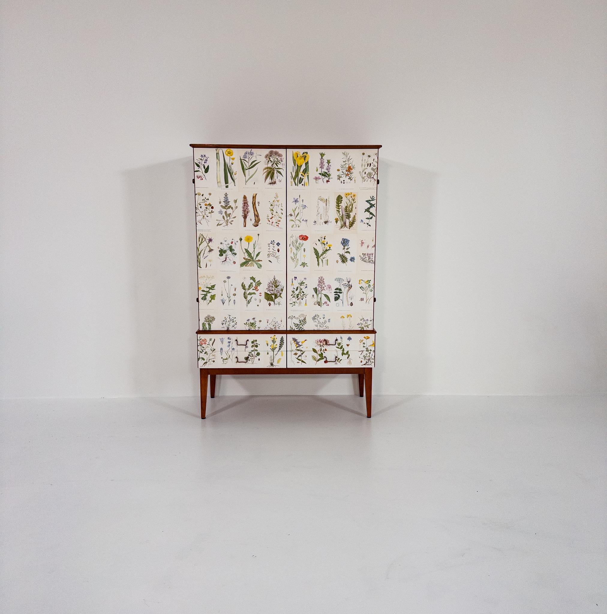 Un raro e decorativo mobile Flora di Carlsson & Reicke, Stoccolma. Questo bellissimo pezzo è rivestito con illustrazioni botaniche che ricordano l'iconica estetica della flora di Josef Frank: una gioiosa fusione di artigianato svedese di metà secolo