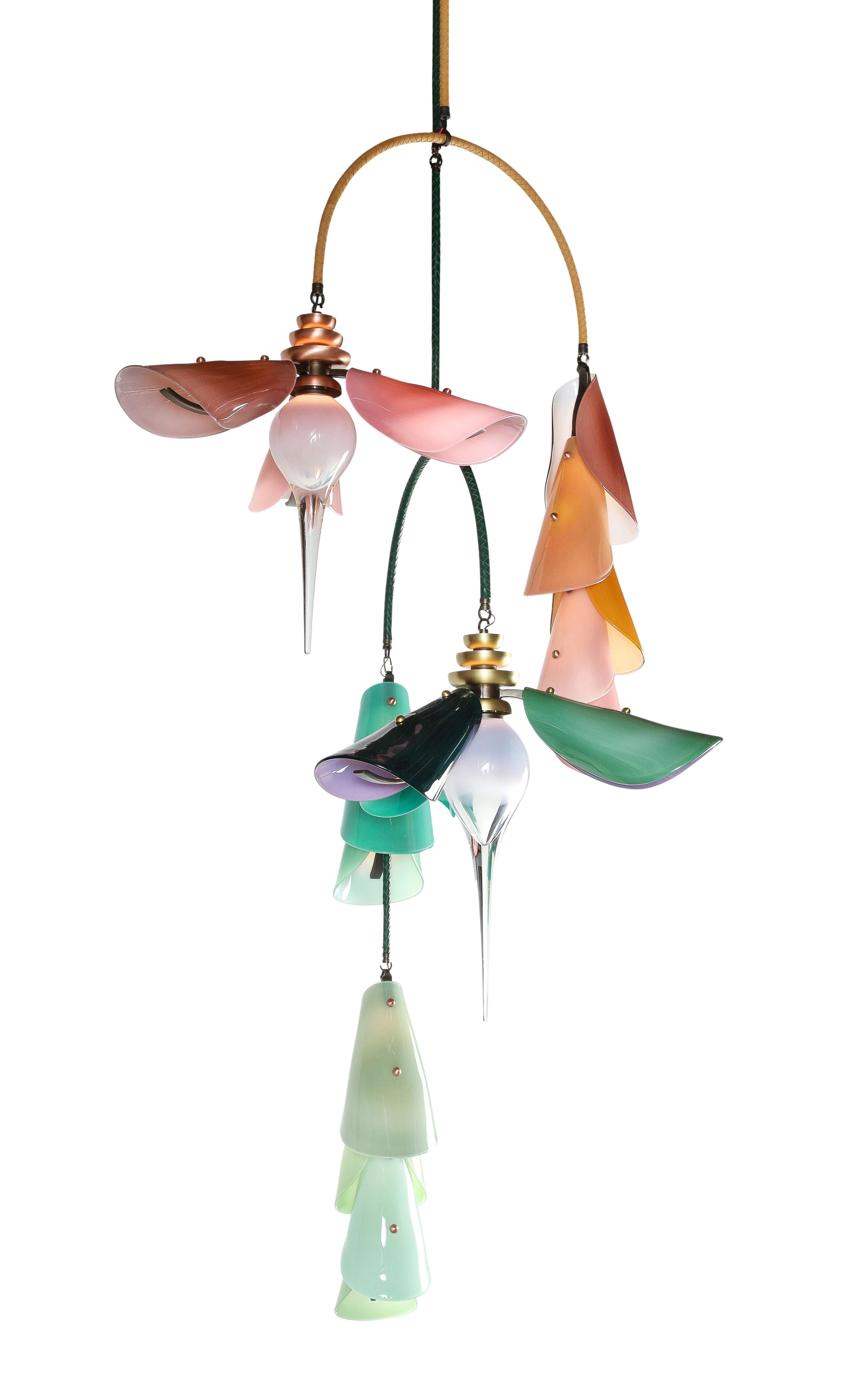 Araña Flora: Cristal Aqua, Jade, Menta, Melocotón y Coral de Avram Rusu Studio Moderno en venta