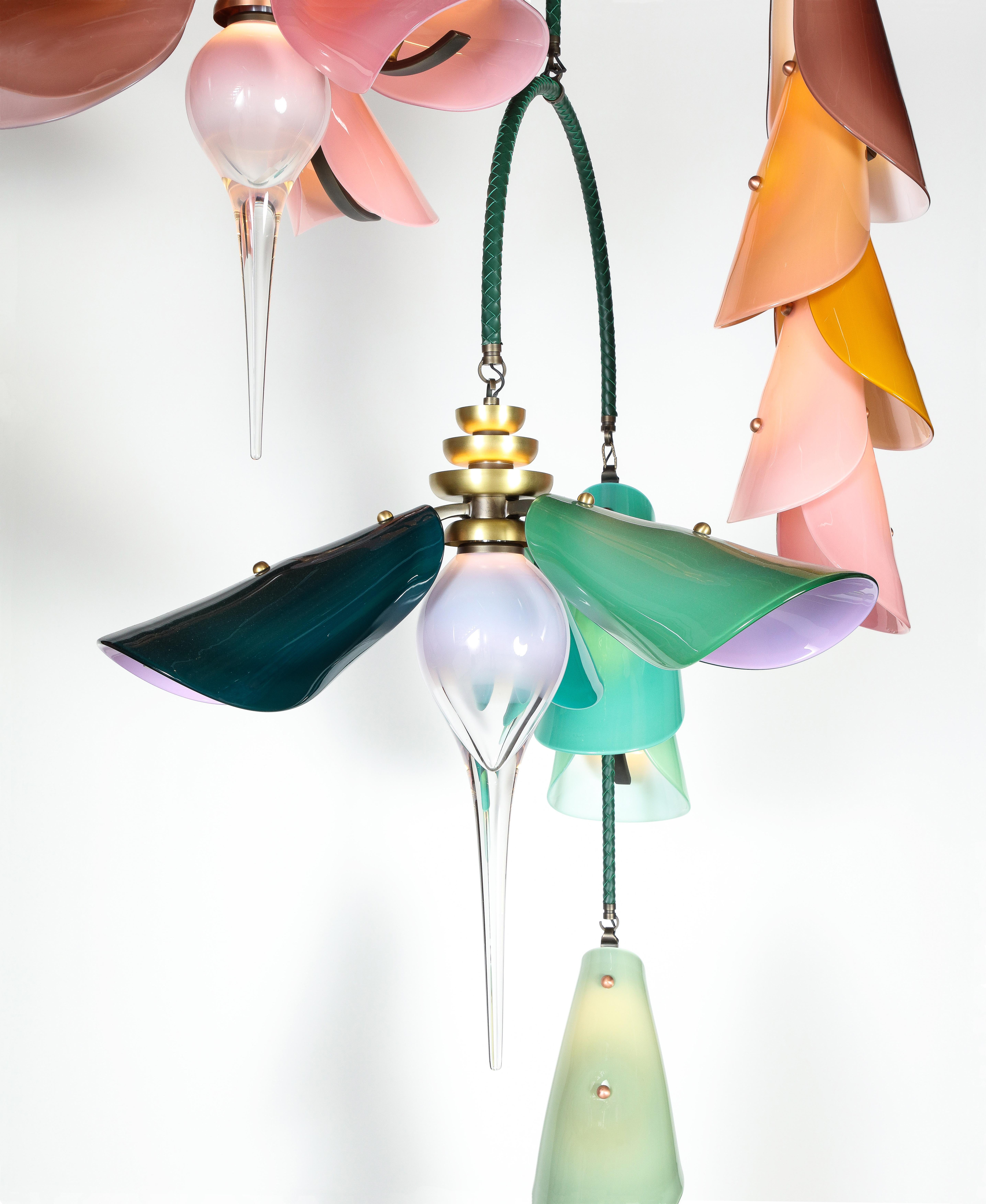 Araña Flora: Cristal Aqua, Jade, Menta, Melocotón y Coral de Avram Rusu Studio Cepillado en venta