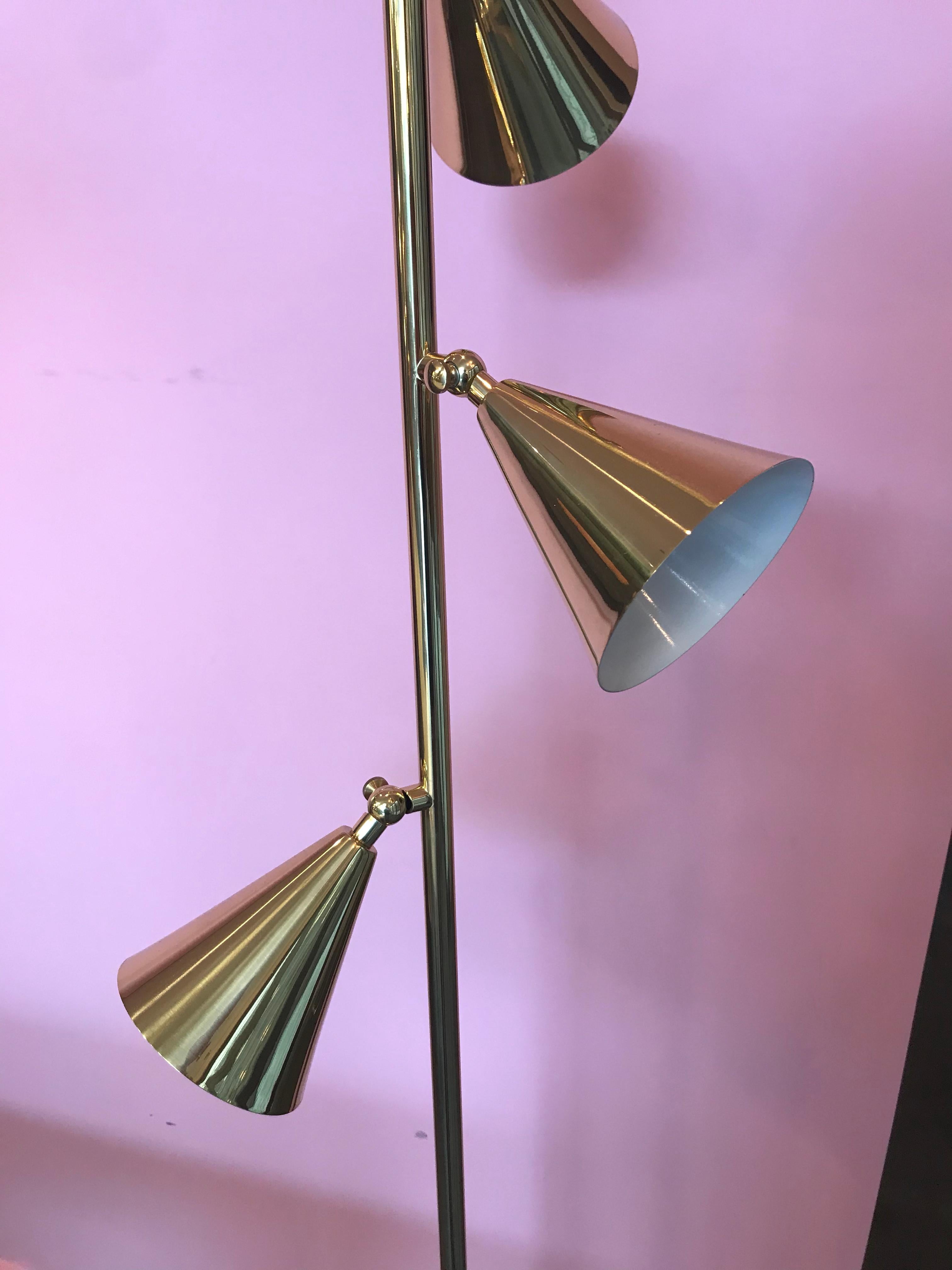 Flora- co - floor lamp in polished or oxidized brass with contemporary and delicate design. The reflectors are articulated allowing light to be directed. Uses G9 base lamp
Código: C26.
 