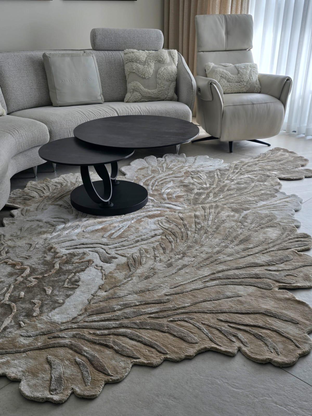 FLORA est un tapis sculptural complexe inspiré par les riches textures et la géométrie naturelle des formes botaniques. Des motifs fluides en forme de feuilles et des contours coralliens doux sont sculptés à la main dans des couches pelucheuses de