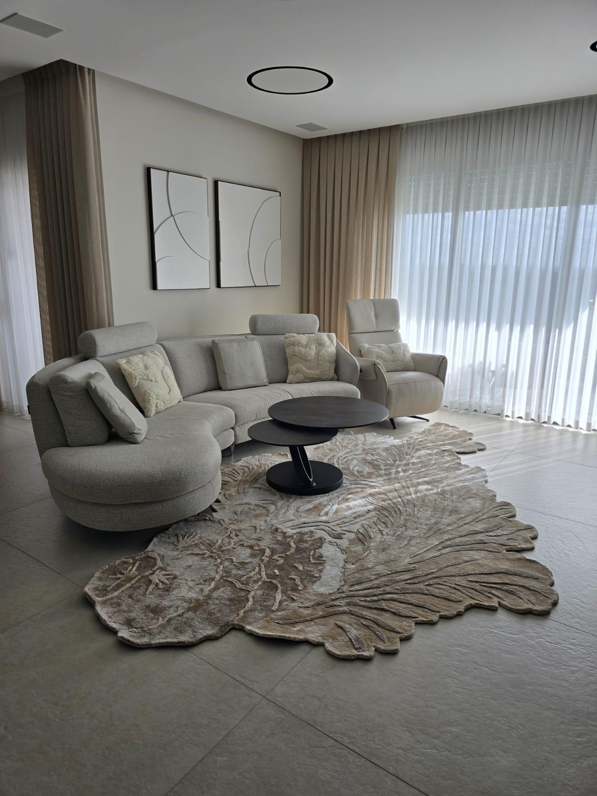 Moderne FLORA - Tapis fait à la main par Rugs & Co. en vente