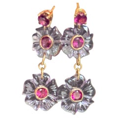 PENDIENTES DE FLORA, FLORES TALLADAS DE AMETHYST con GUARNICIONES DE RHODOLITE Y ORO DE 14K