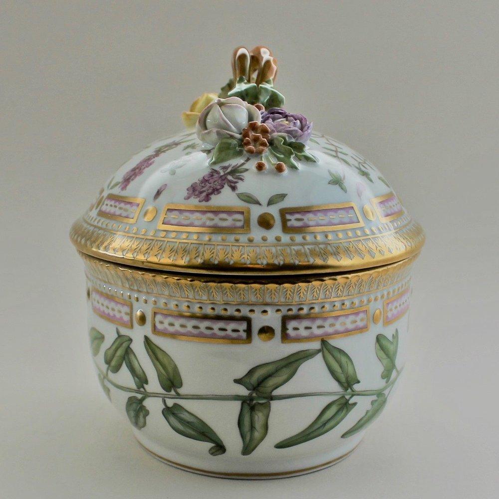 Flora Danica large sugar bowl by Royal Copenhagen. Exquisite hand-painted detail. Cut out for a curved spoon or ladle. Mint condition.

Measures: 6” L x 5” D x 5.5” H

Hand Made in Denmark.