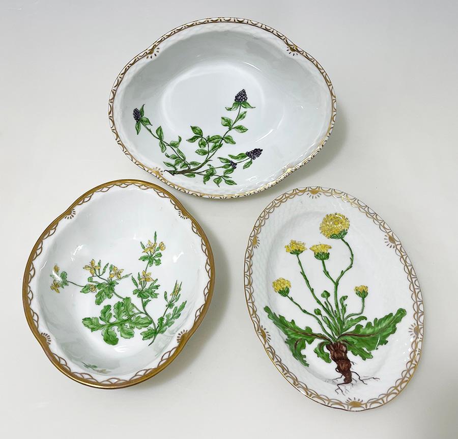 Cuencos de porcelana Flora Danica de Bing & Grøndahl, Dinamarca 1926-1928

Cuencos de porcelana de Bing & Grøndahl pintados a mano por Frida Meyer (Gluud) 
Juego de tres cuencos de porcelana, uno, el cuenco plato ovalado está fabricado en 1926 y