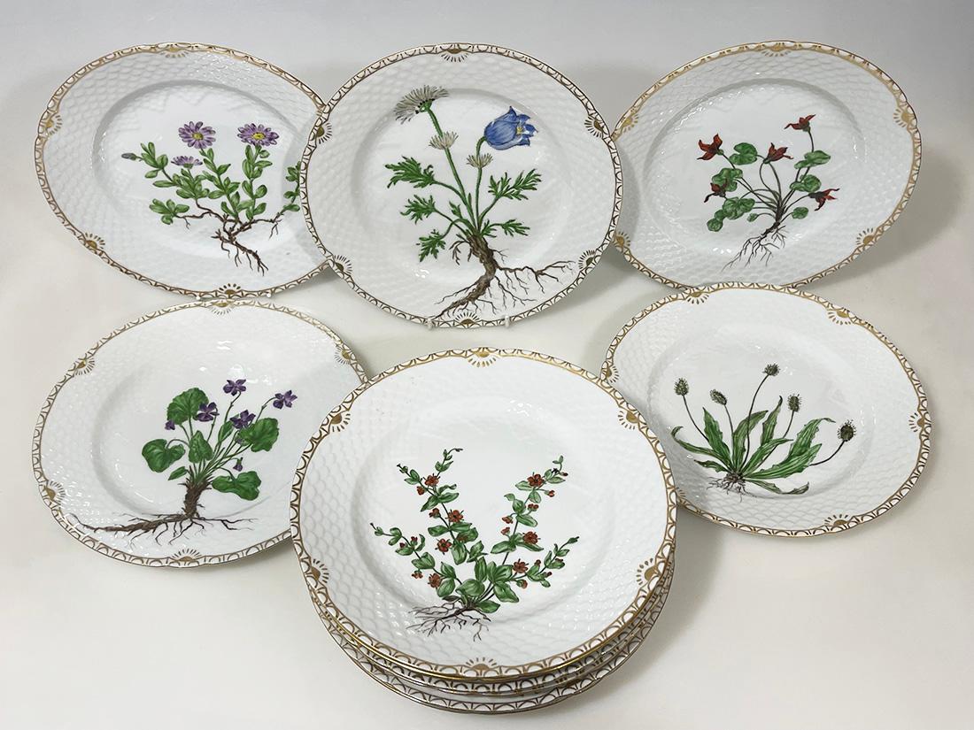 Flora Danica porcelain dinner plates by Bing & Grøndahl, Denmark 1927-1933 In Good Condition In Delft, NL