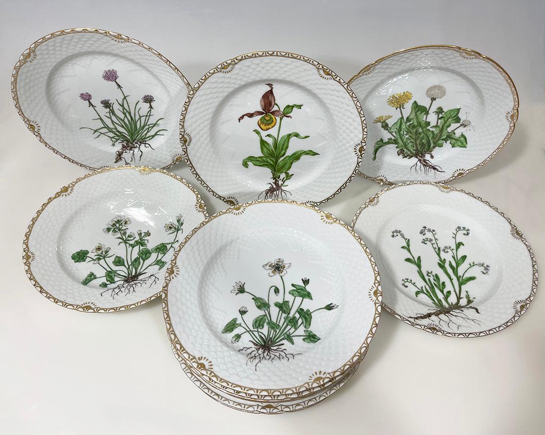 20th Century Flora Danica porcelain dinner plates by Bing & Grøndahl, Denmark 1927-1933