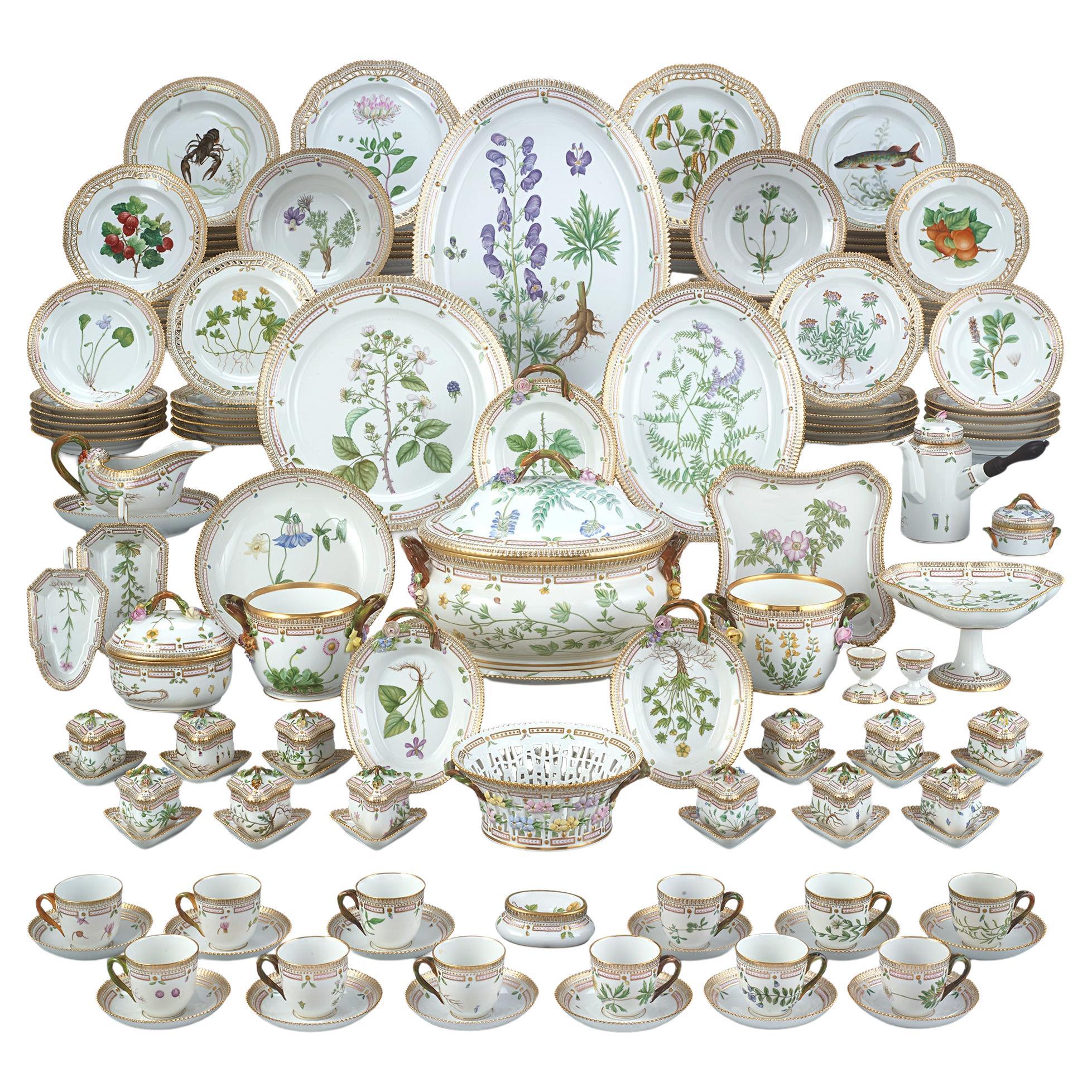 Service de table en porcelaine Flora Danica par Royal Copenhagen, 119 Pieces