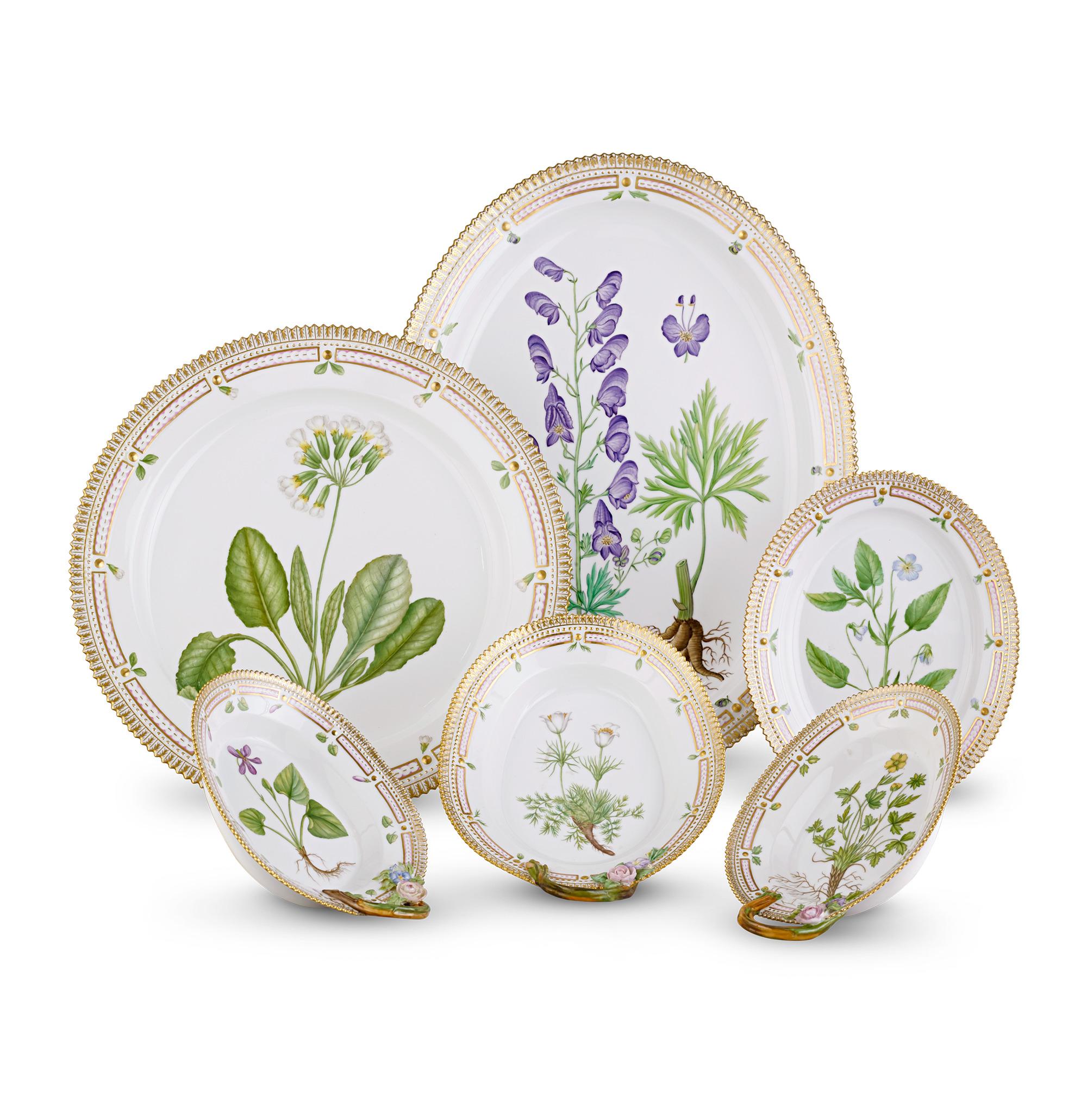Realizzato dalla manifattura di porcellane Royal Copenhagen, questo servizio da 124 pezzi presenta uno dei motivi di porcellana più prestigiosi mai prodotti: l'ambito motivo Flora Danica. Il servizio per 12 persone presenta ricchi motivi botanici