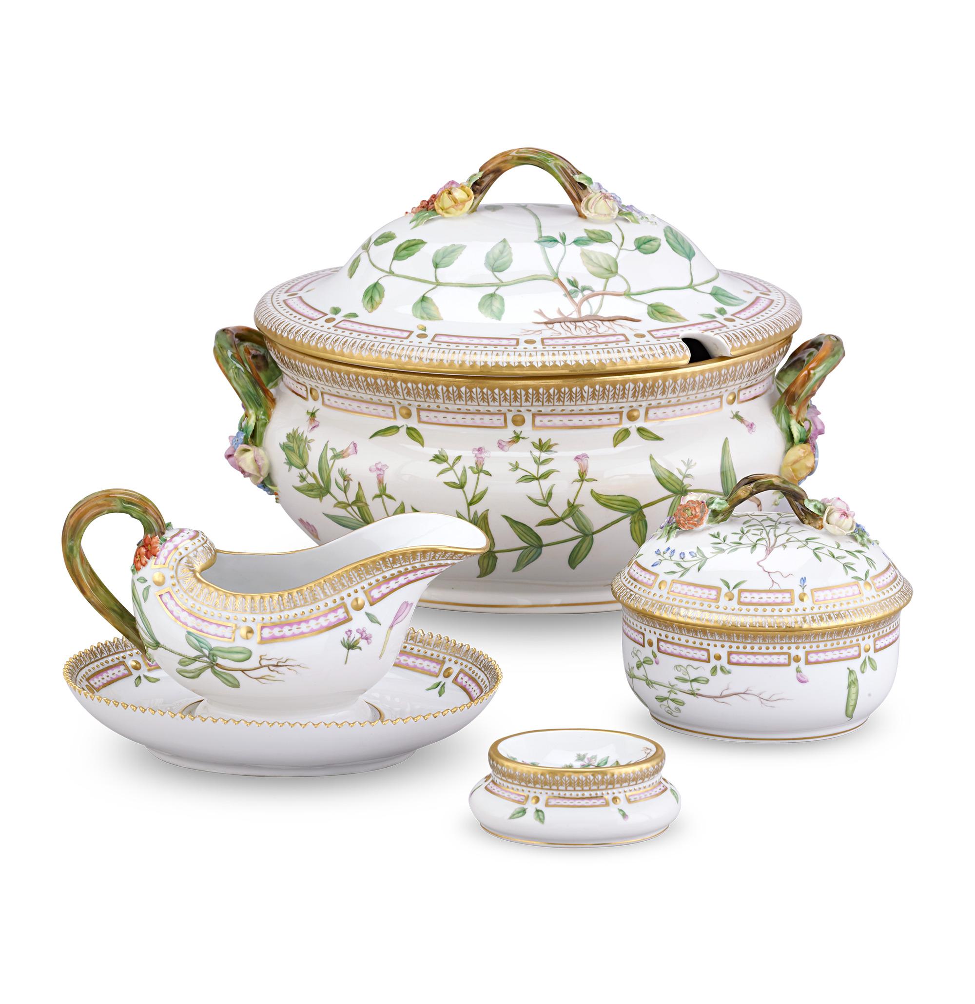 Altro Servizio da tavola in porcellana Flora Danica di Royal Copenhagen, 124 pezzi in vendita