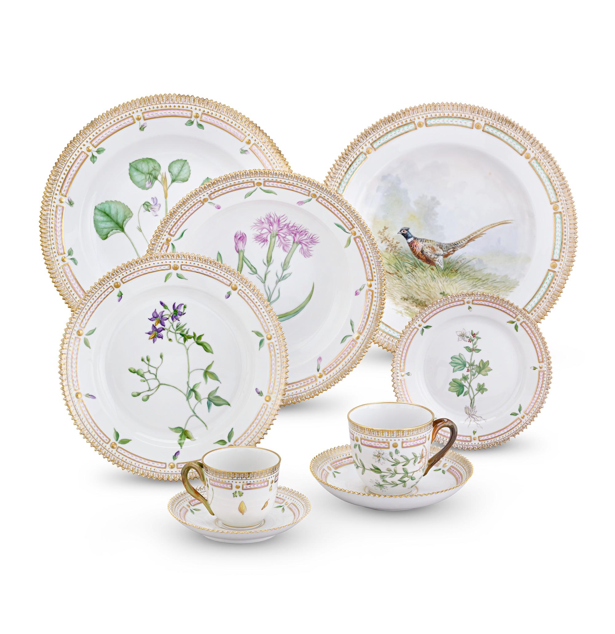 Dipinto a mano Servizio da tavola in porcellana Flora Danica di Royal Copenhagen, 124 pezzi in vendita
