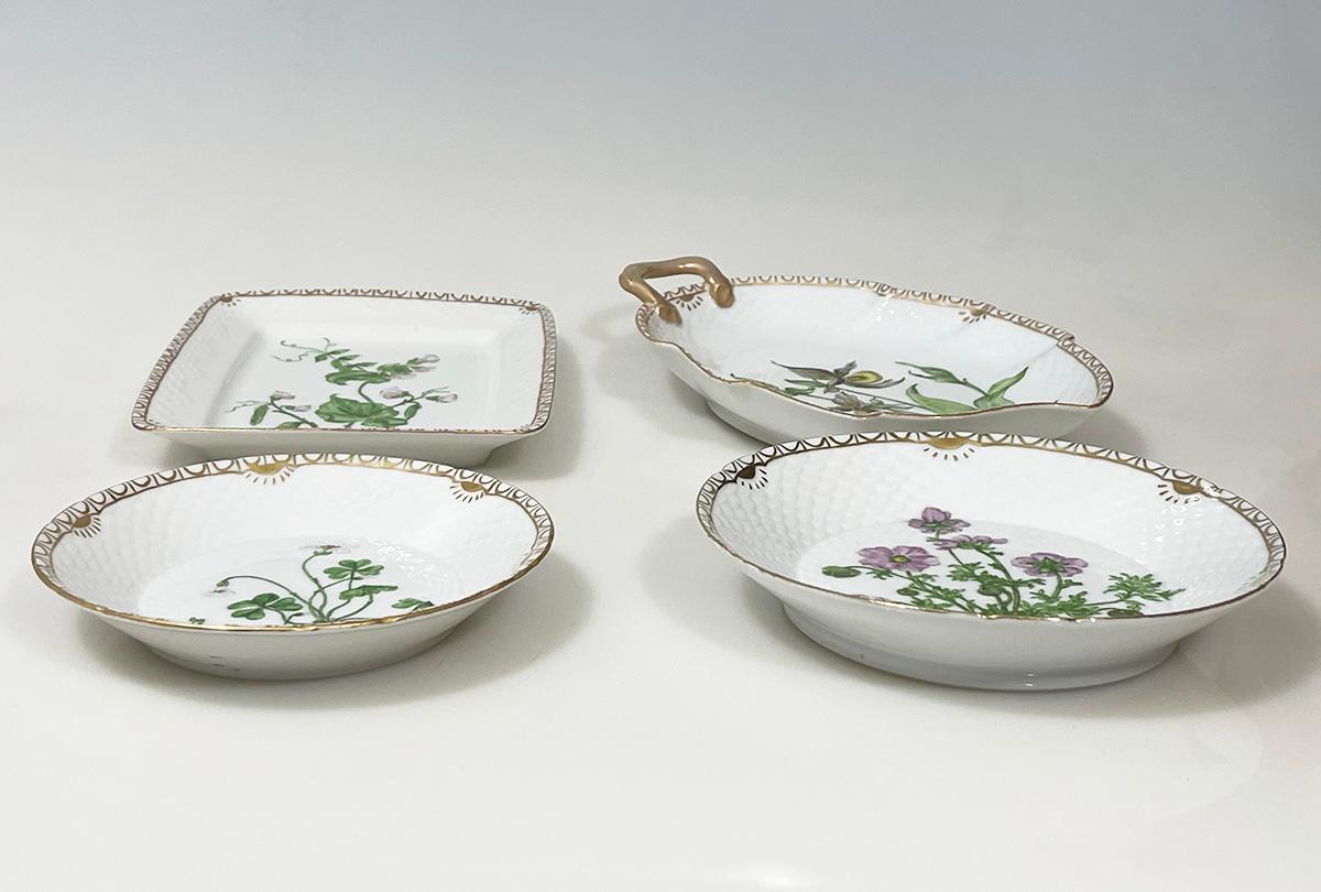 Flora Danica porcelain dishes by Bing & Grøndahl, Denmark 1928-1932 In Good Condition For Sale In Delft, NL