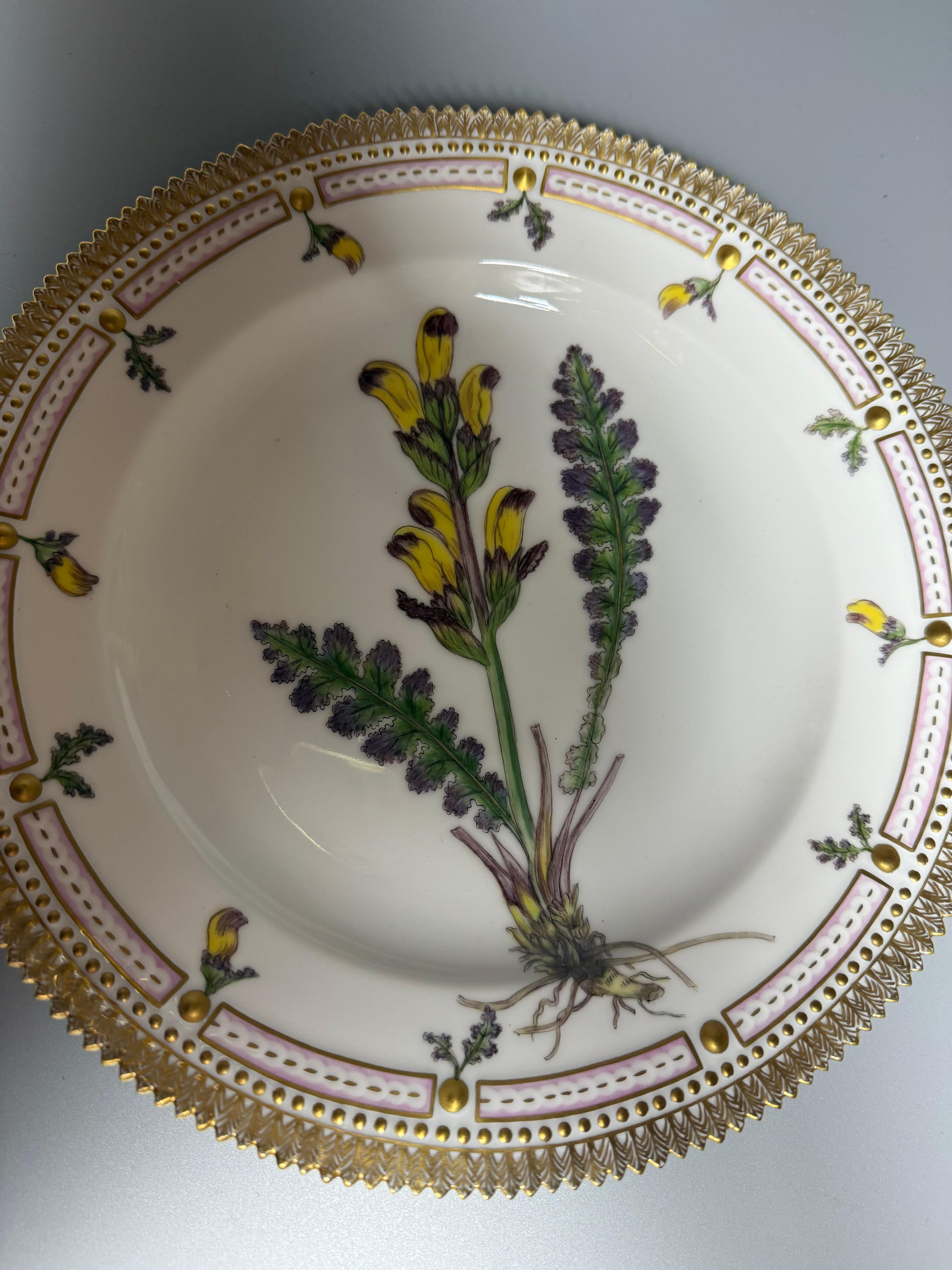 Doré Flora Danica Royal Copenhagen Assiette à dîner 1955 en vente