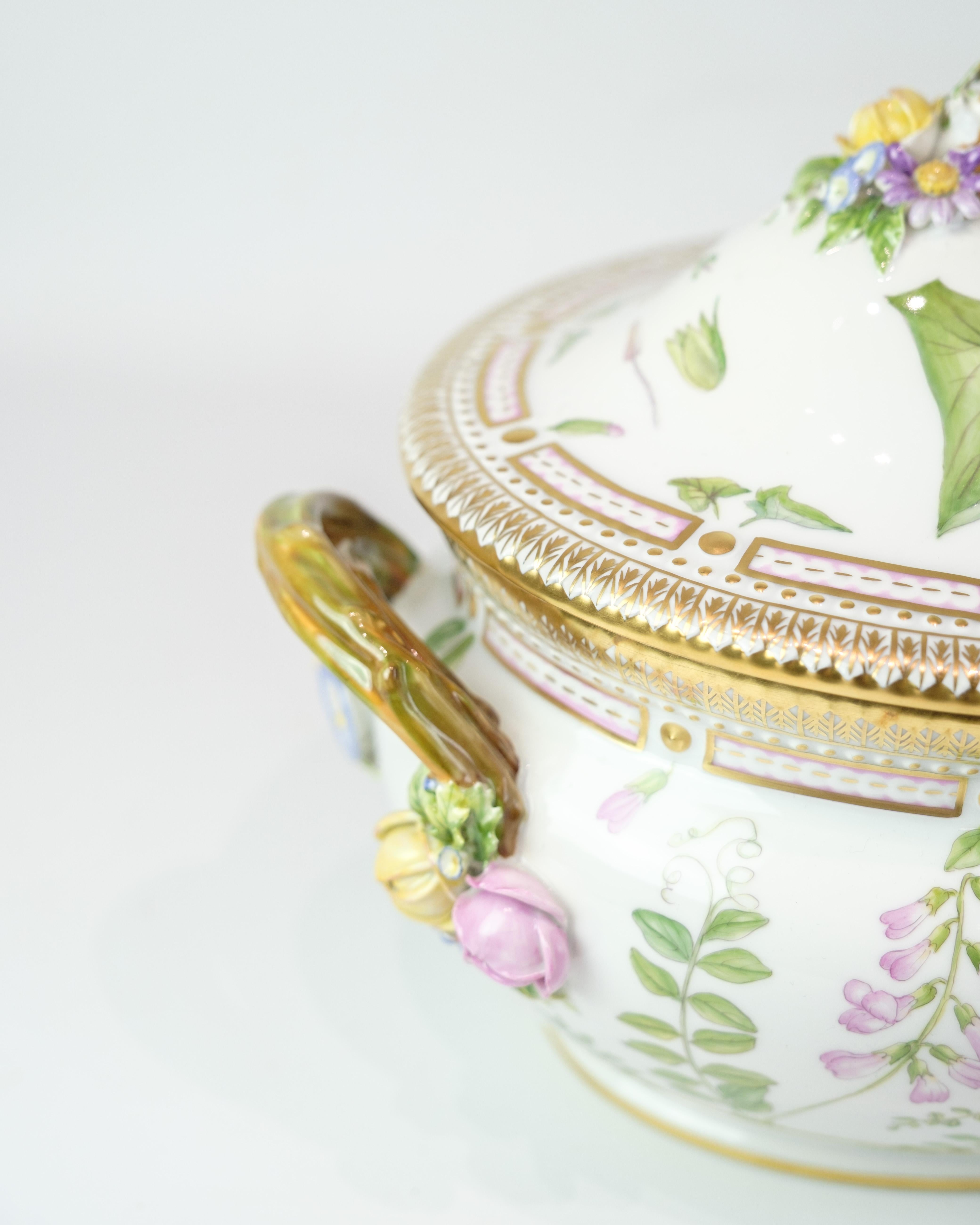 Terrine aus der Serie Flora Danica von Royal Copenhagen, hergestellt aus Porzellan und handbemalt mit Dekor Nr. 20/3559. Die Terrine ist reich mit naturgetreuen Blumen verziert und mit einem Deckelgriff und zwei seitlichen Griffen versehen, die als