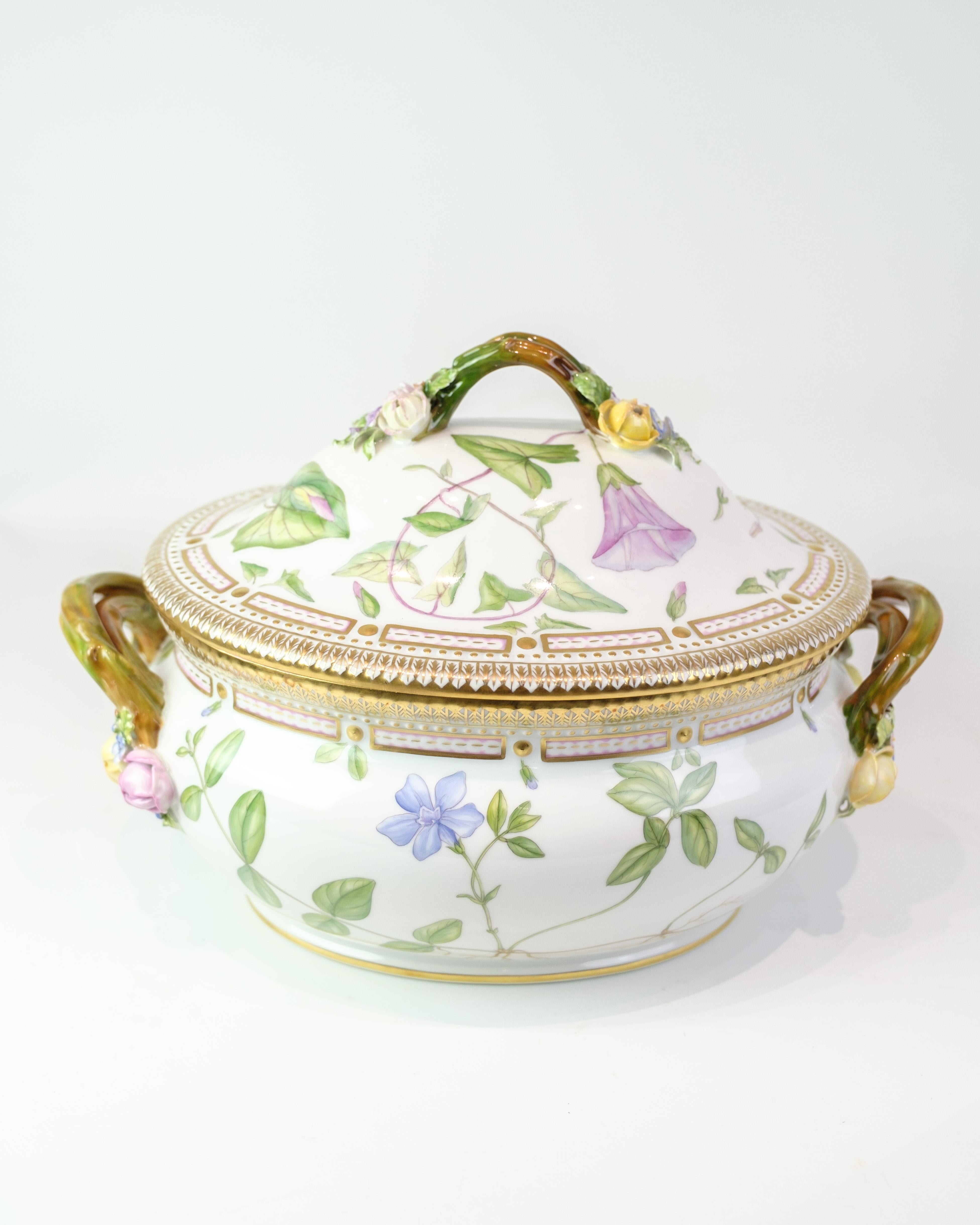 Flora Danica Terrine mit Deckel Dek.No.20/3559 In Porzellan für Royal Copenhagen (Frühes 20. Jahrhundert) im Angebot