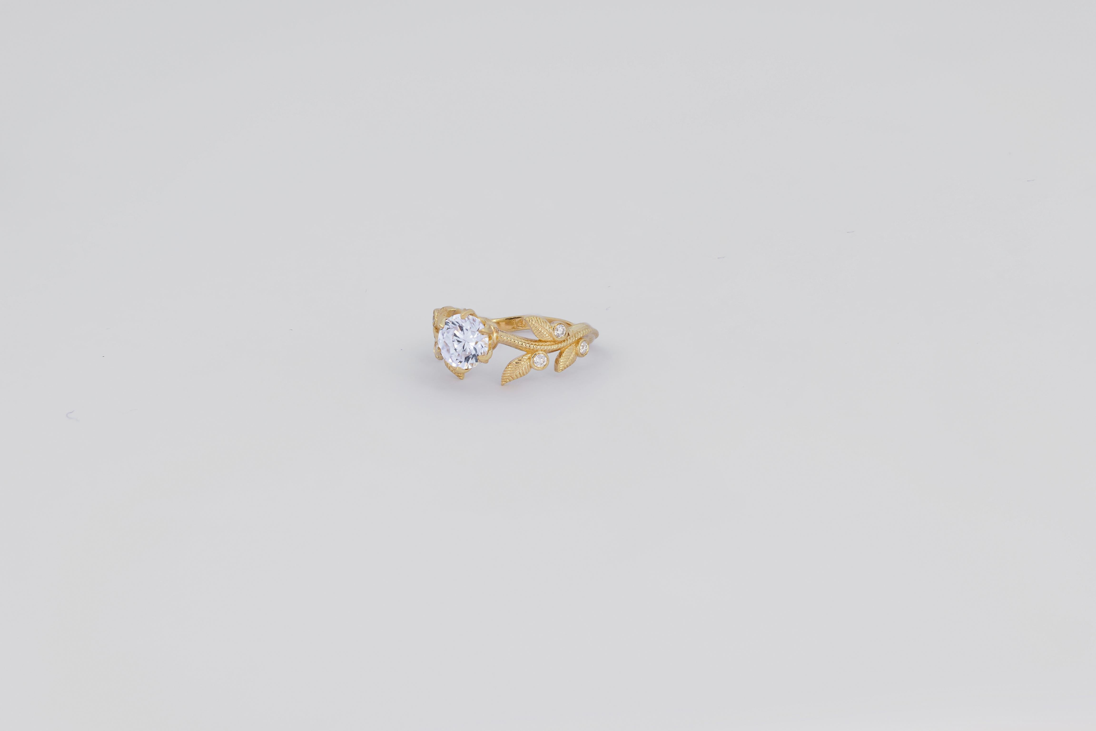 En venta: Anillo de compromiso Flora con moissanita redonda en oro de 14k  3