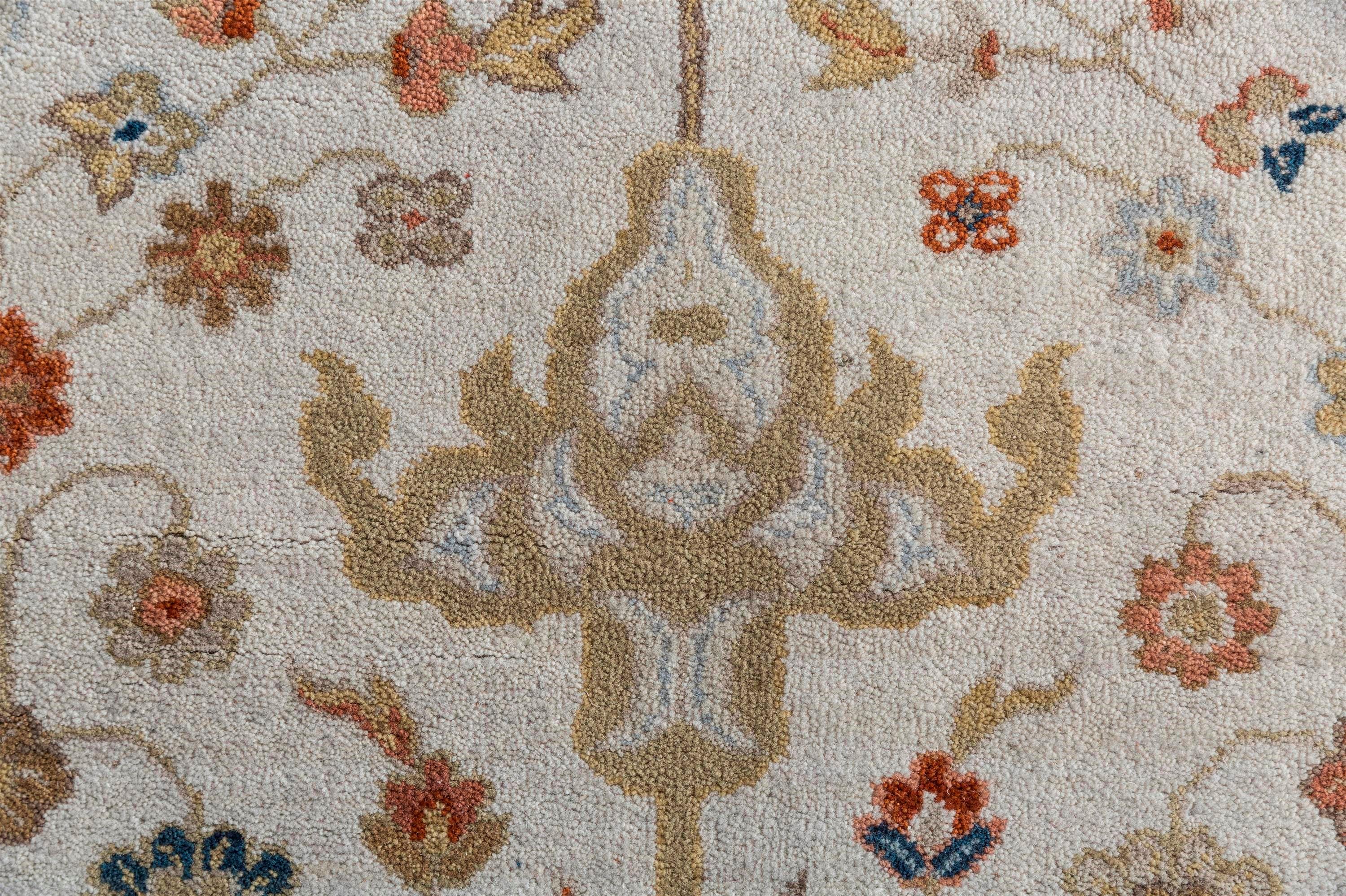 Adéntrate en un vibrante tapiz tejido con la esencia de la época mogol. Esta alfombra anudada a mano, hecha a mano con lana 100% Rhs, es una impresionante muestra de exquisito arte floral. Las peonías, los crisantemos y las caléndulas danzan sobre