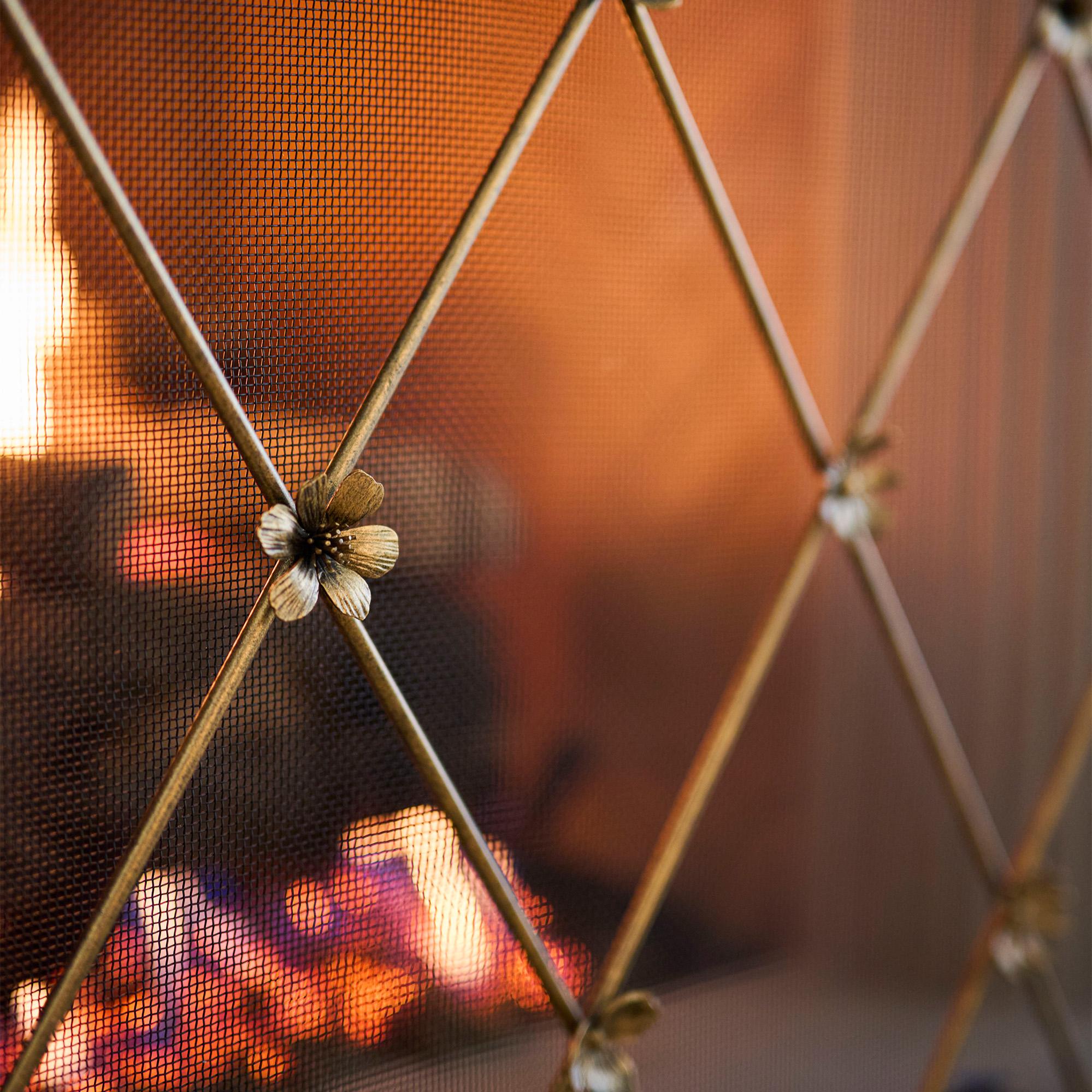 Pare-feu Flora en argent vieilli en vente 12