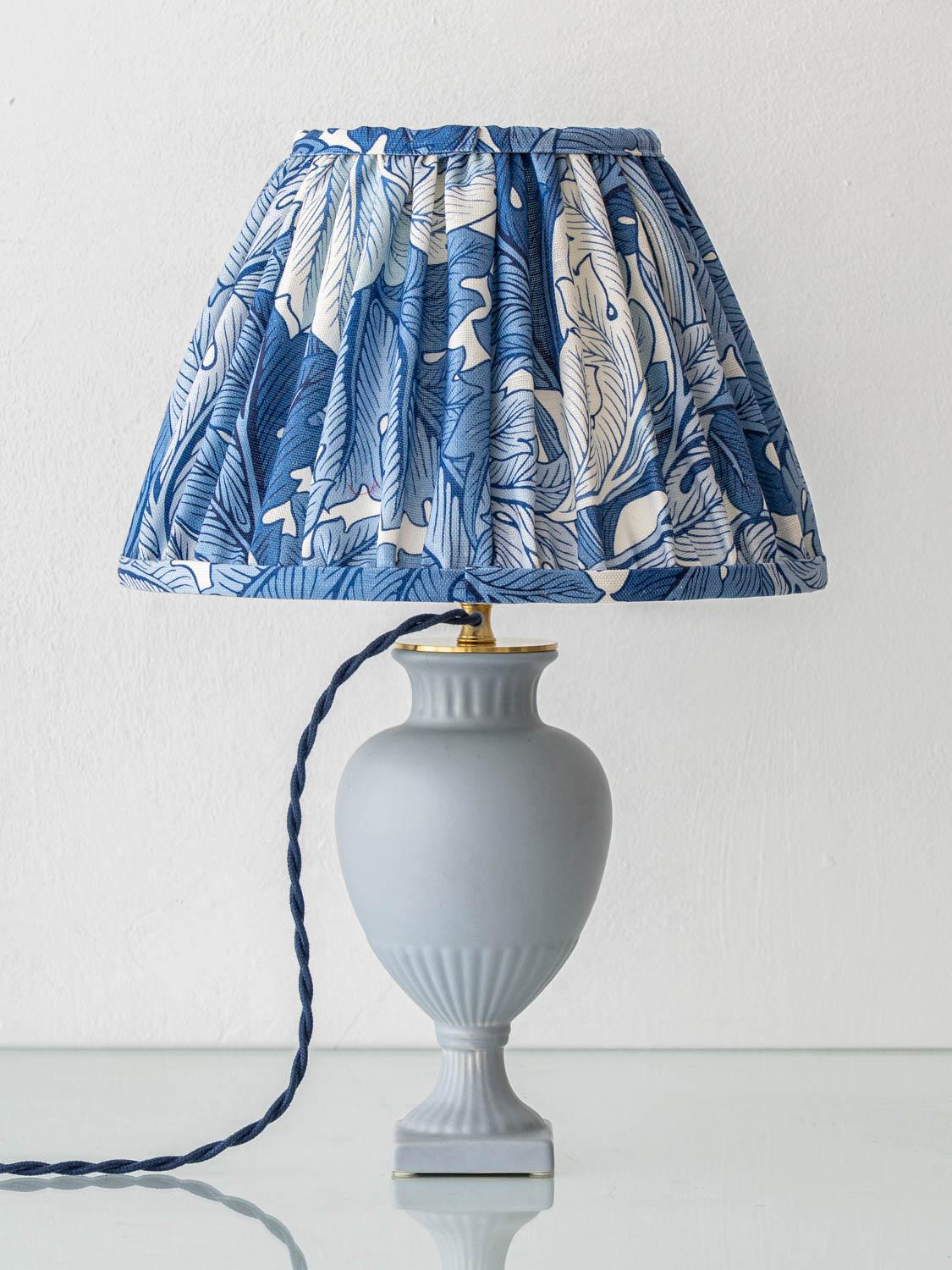 Flora Gouda Amphora Table Lamp (1950–1970) with New William Morris Shade For Sale 2