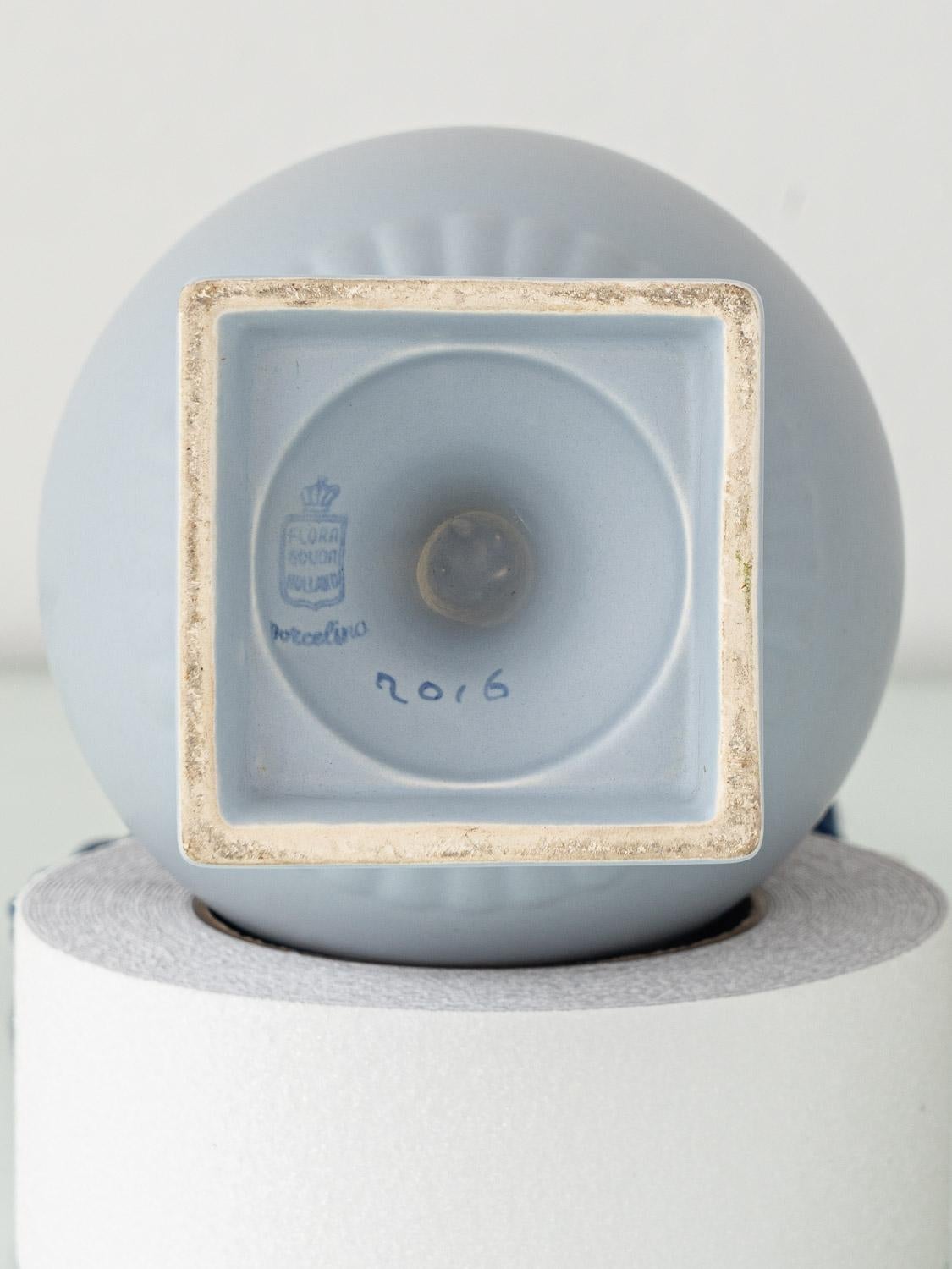Flora Gouda Amphora Table Lamp (1950–1970) with New William Morris Shade For Sale 3