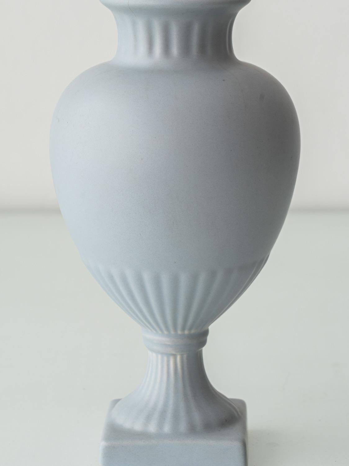 Flora Gouda Amphora Table Lamp (1950–1970) with New William Morris Shade In Good Condition For Sale In AMSTERDAM, NL