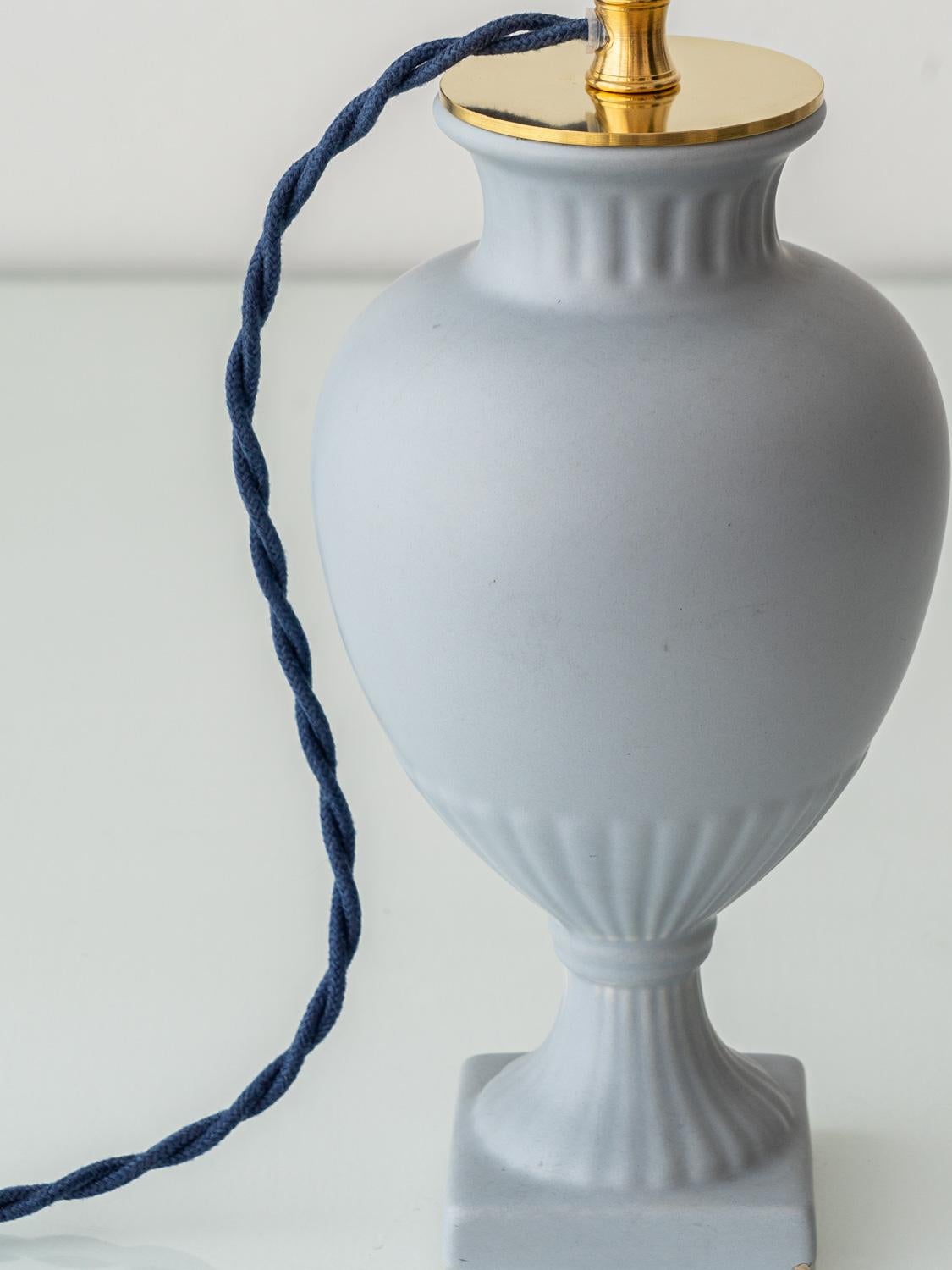 Flora Gouda Amphora Table Lamp (1950–1970) with New William Morris Shade For Sale 1